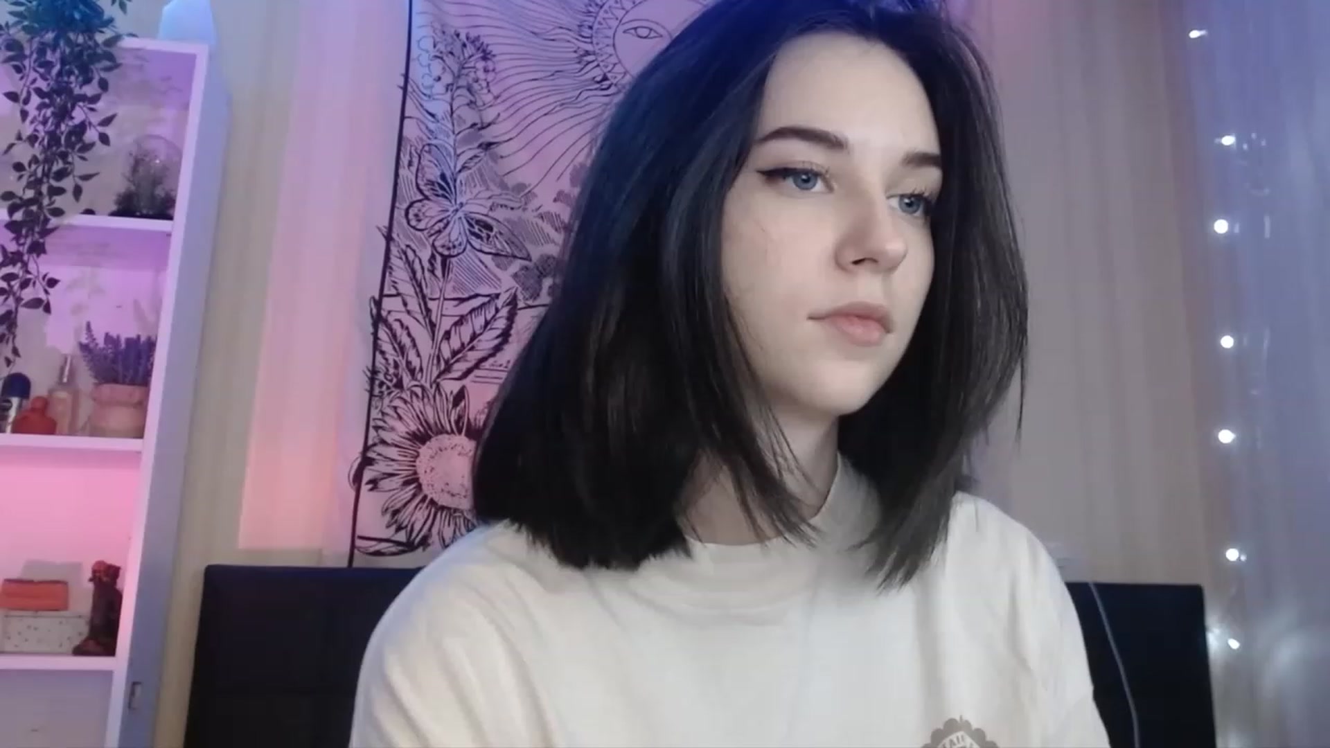 Gallery image thumbnail from ElsieF_'s myfreecams stream on, 12/27/2022, 21:29 image 17 of 20