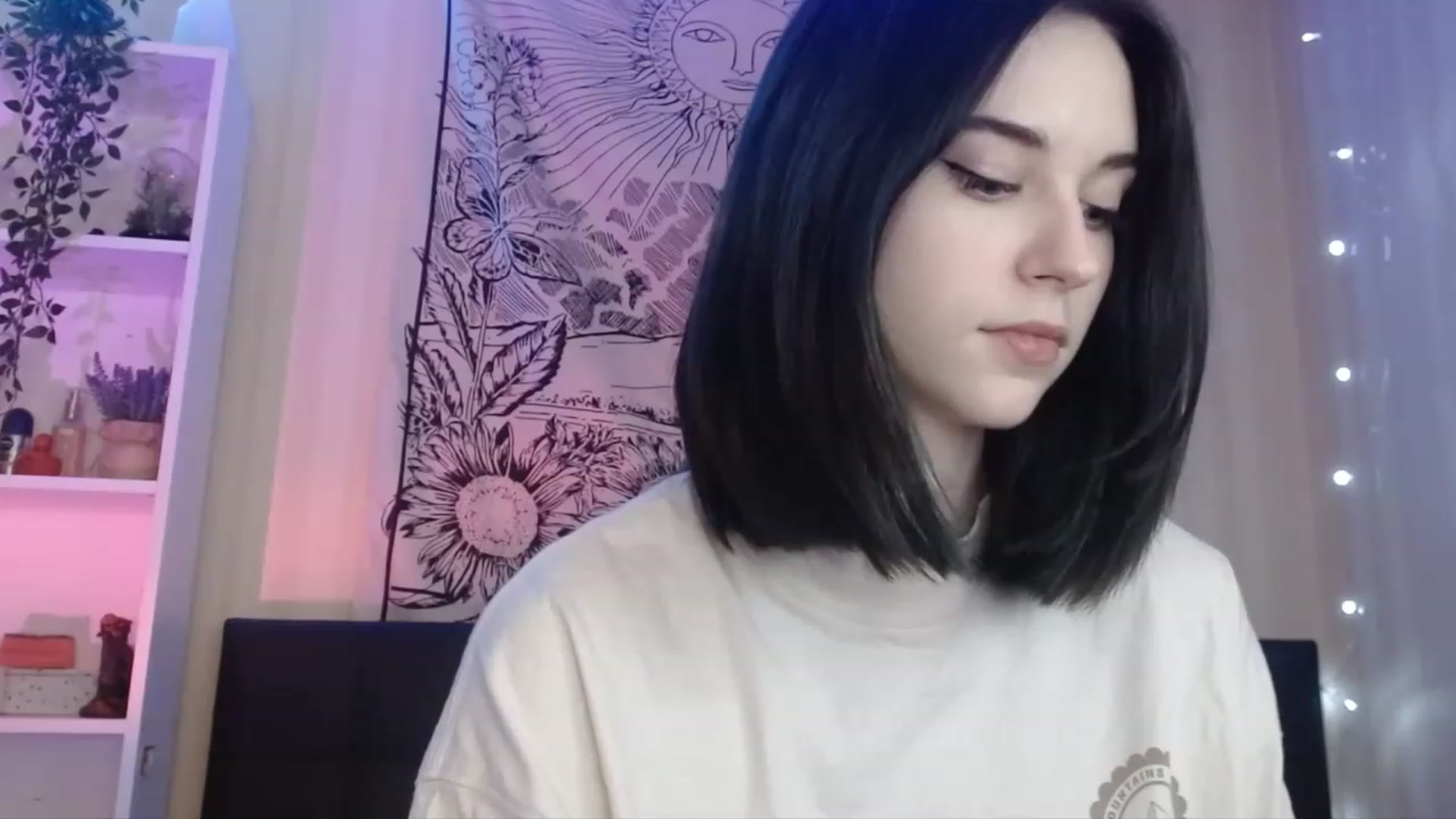 Gallery image thumbnail from ElsieF_'s myfreecams stream on, 12/27/2022, 21:29 image 11 of 20