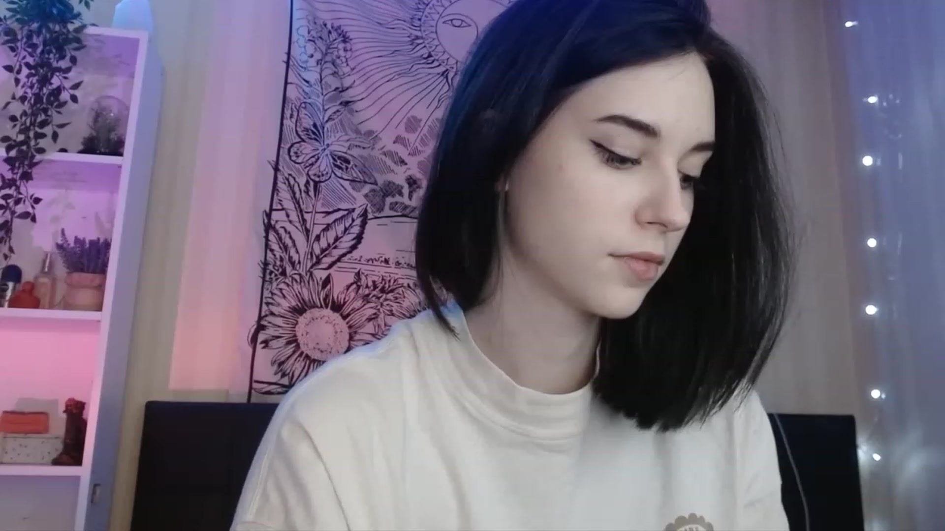 Gallery image thumbnail from ElsieF_'s myfreecams stream on, 12/27/2022, 21:29 image 15 of 20