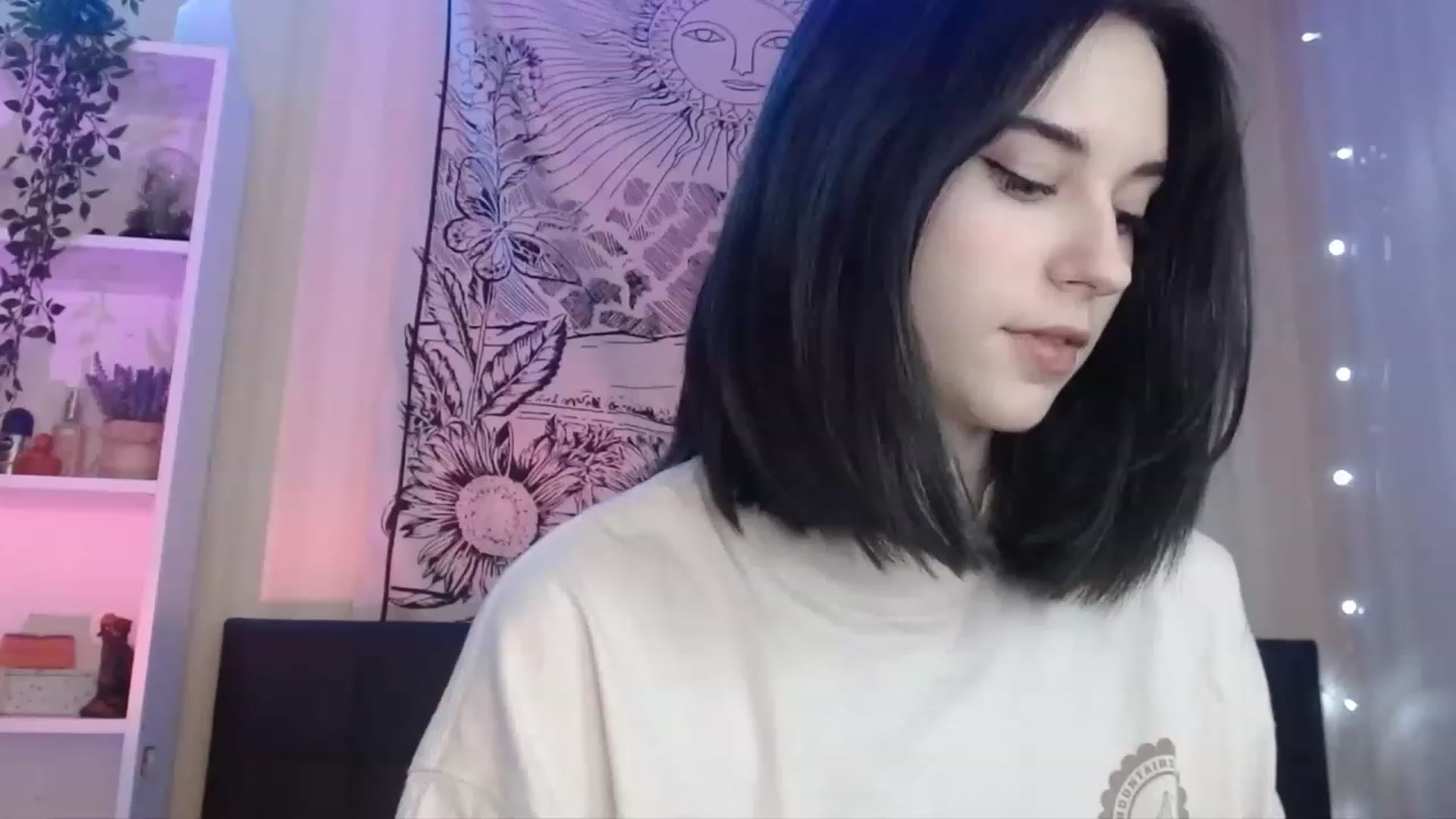 Gallery image thumbnail from ElsieF_'s myfreecams stream on, 12/27/2022, 21:29 image 10 of 20
