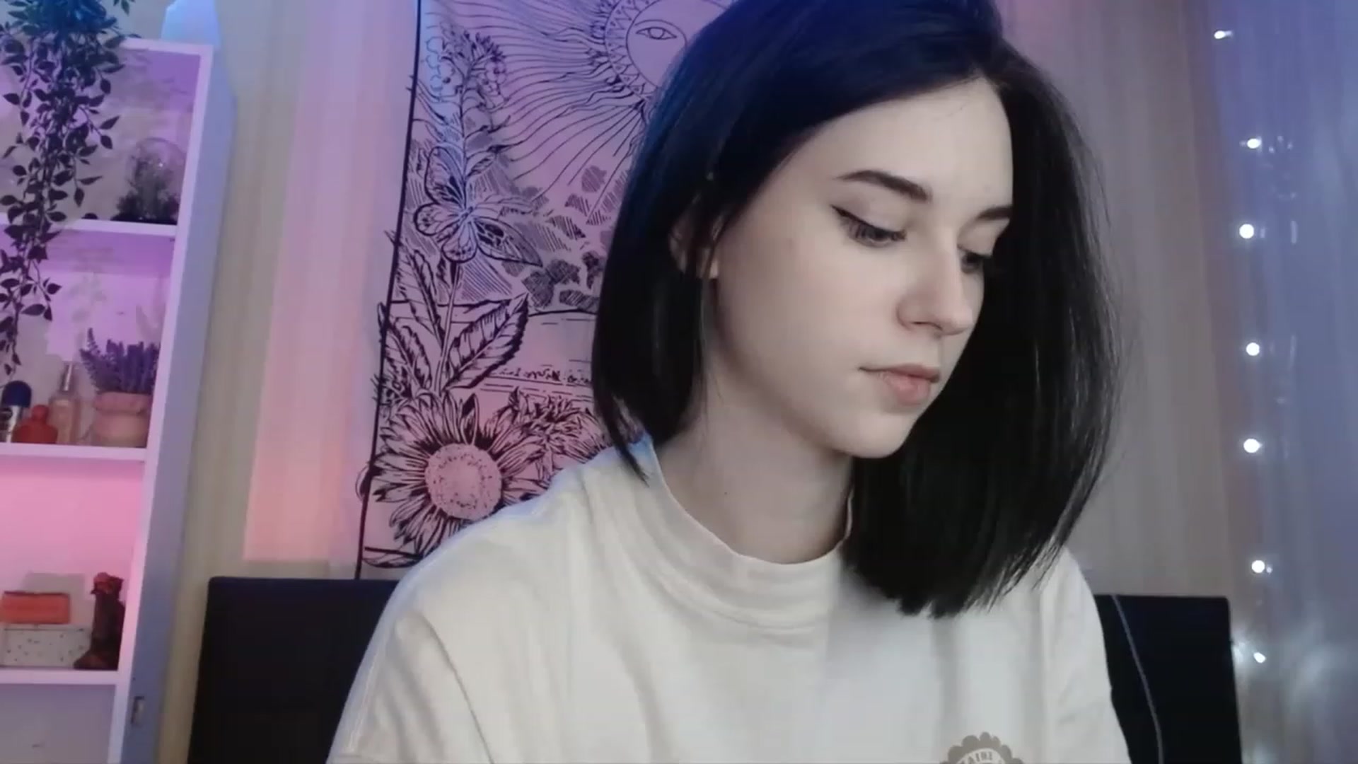 Gallery image thumbnail from ElsieF_'s myfreecams stream on, 12/27/2022, 21:29 image 14 of 20