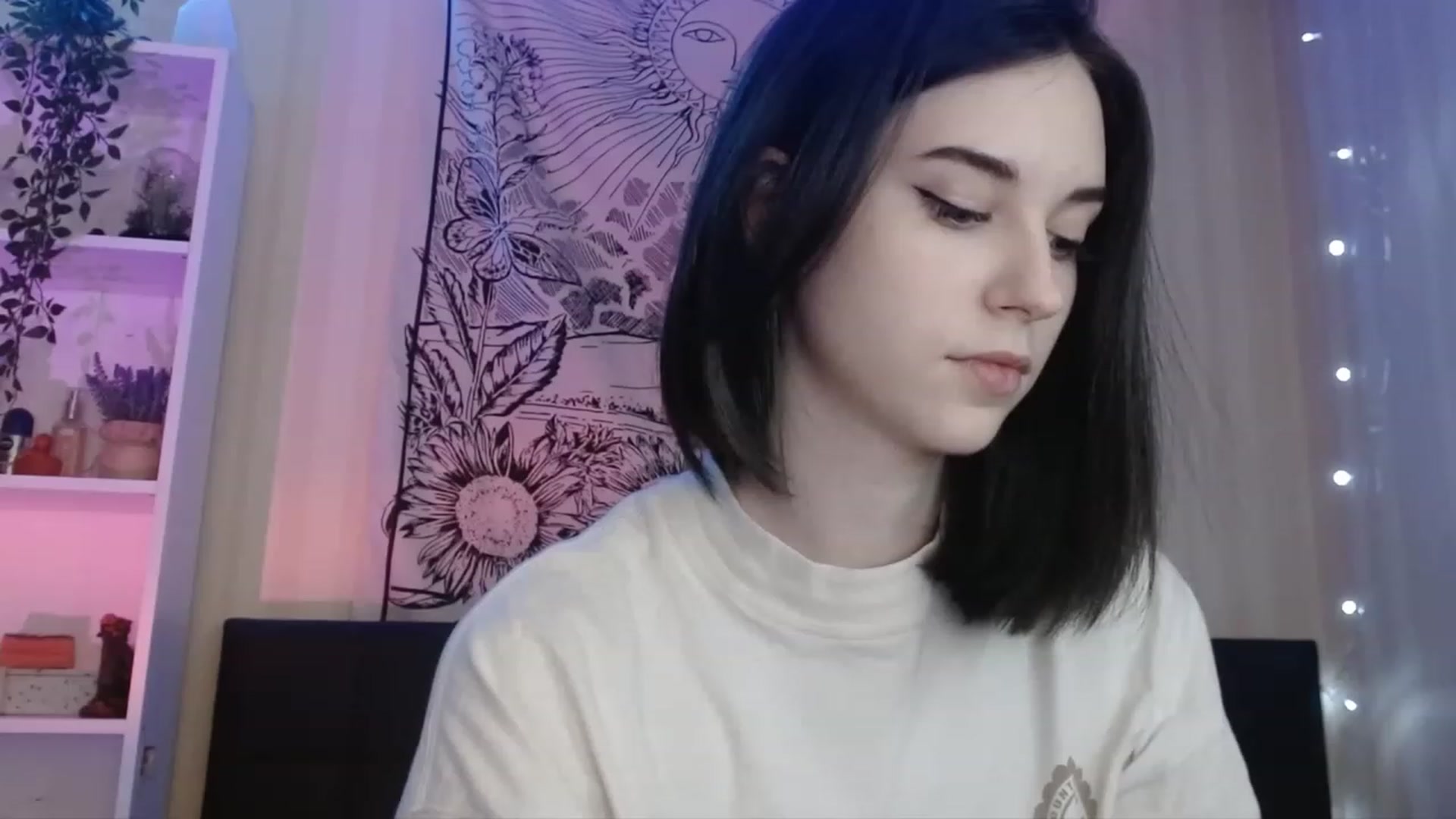 Gallery image thumbnail from ElsieF_'s myfreecams stream on, 12/27/2022, 21:29 image 16 of 20