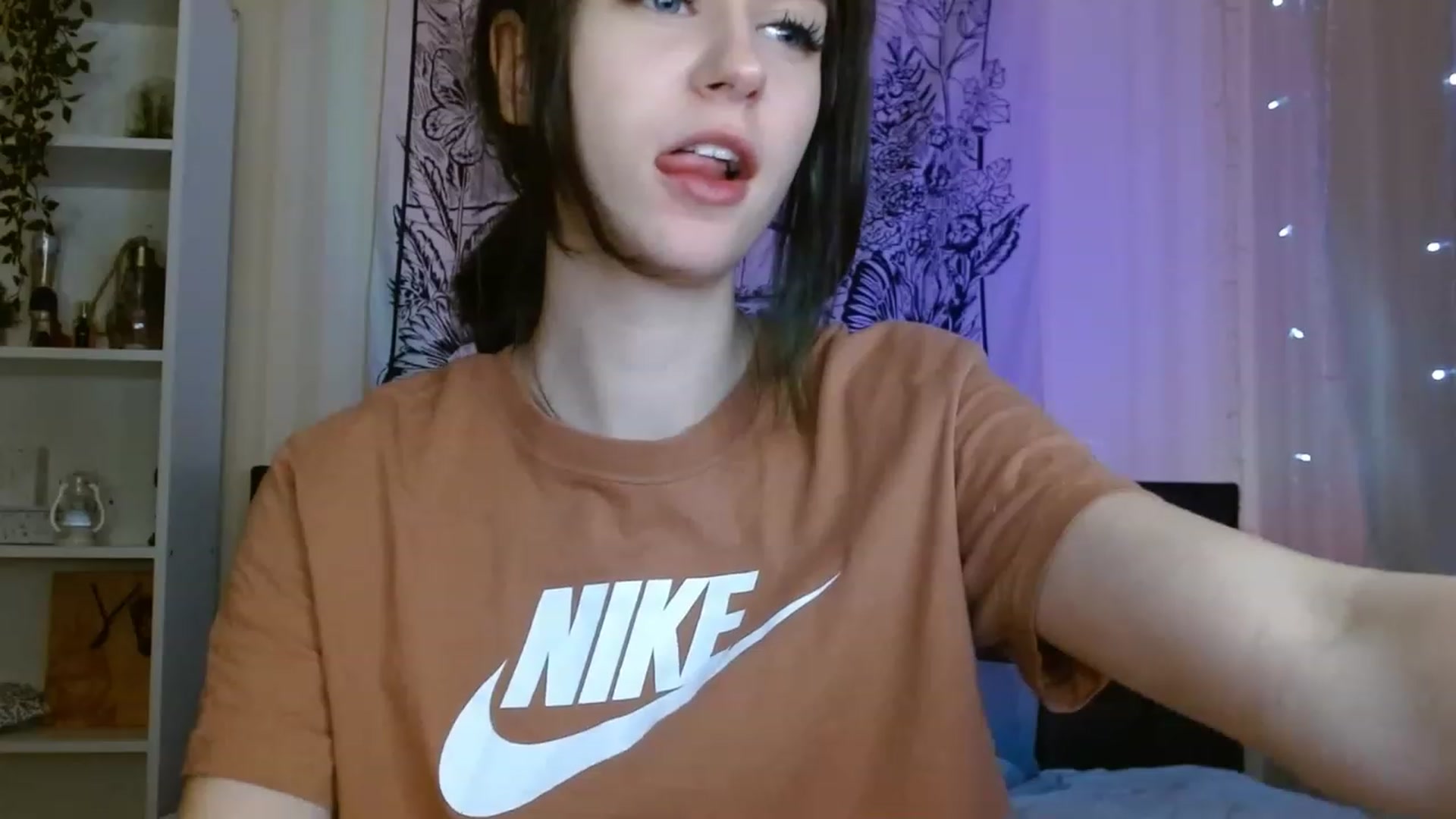 Gallery image thumbnail from ElsieF_'s myfreecams stream on, 01/10/2023, 18:22 image 11 of 20