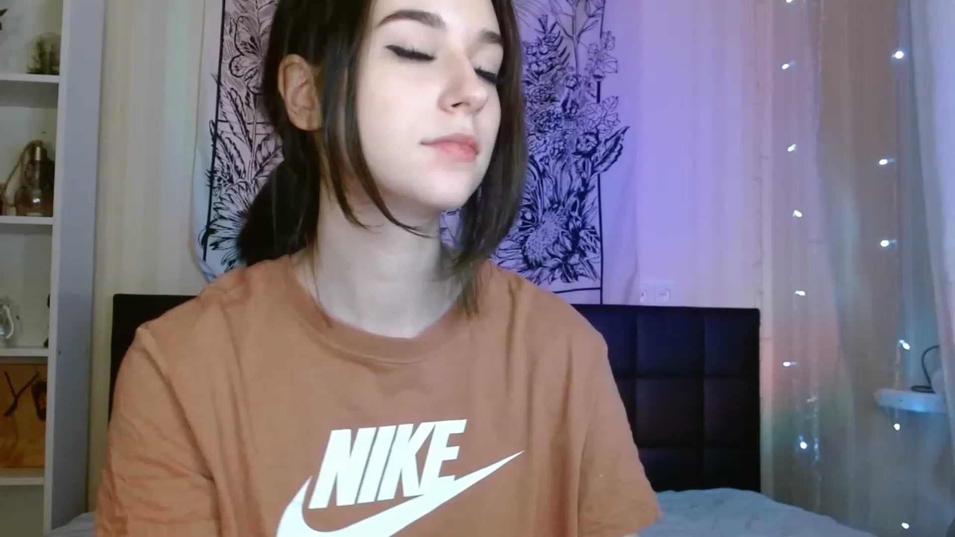 Gallery image thumbnail from ElsieF_'s myfreecams stream on, 01/10/2023, 18:22 image 7 of 20