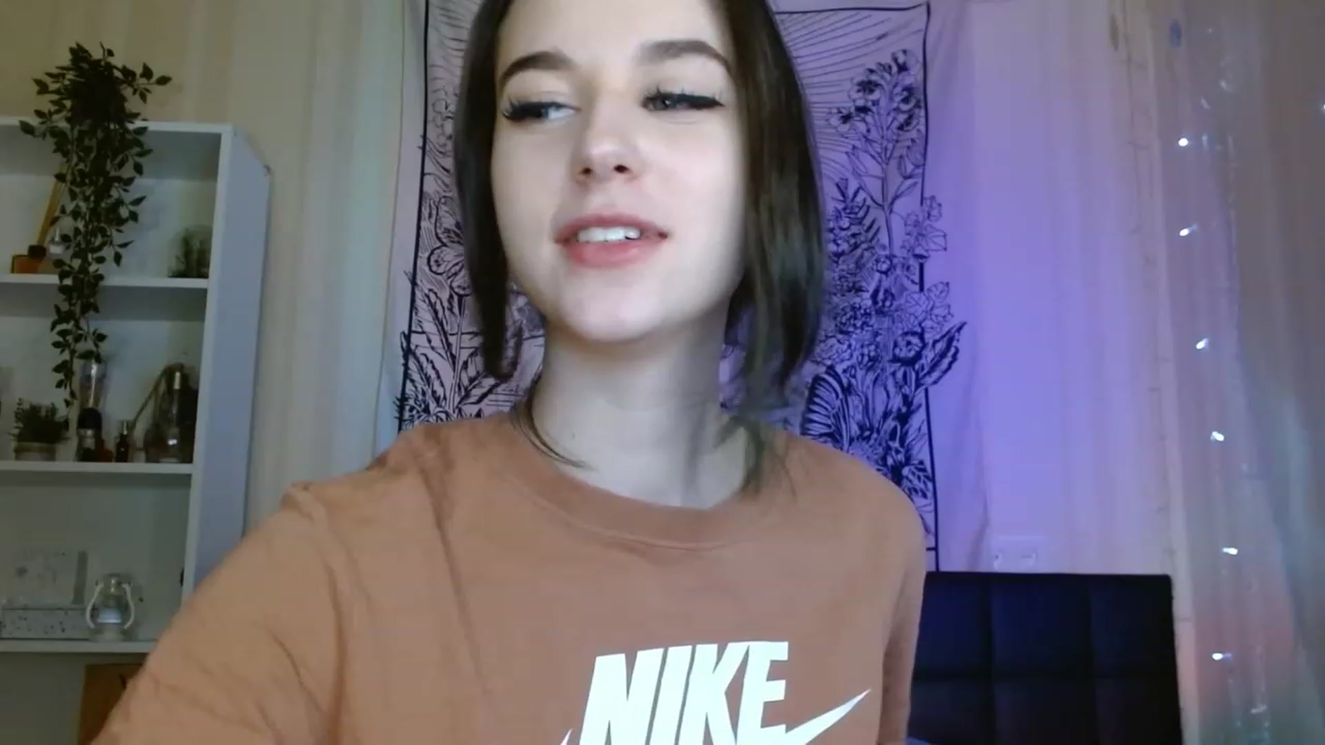 Gallery image thumbnail from ElsieF_'s myfreecams stream on, 01/10/2023, 18:22 image 15 of 20