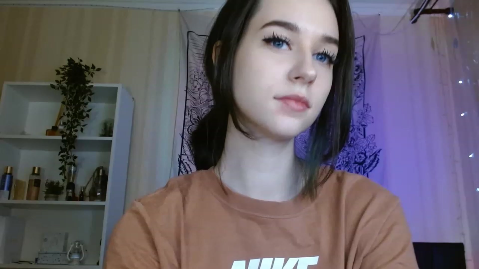 Gallery image thumbnail from ElsieF_'s myfreecams stream on, 01/10/2023, 18:22 image 8 of 20
