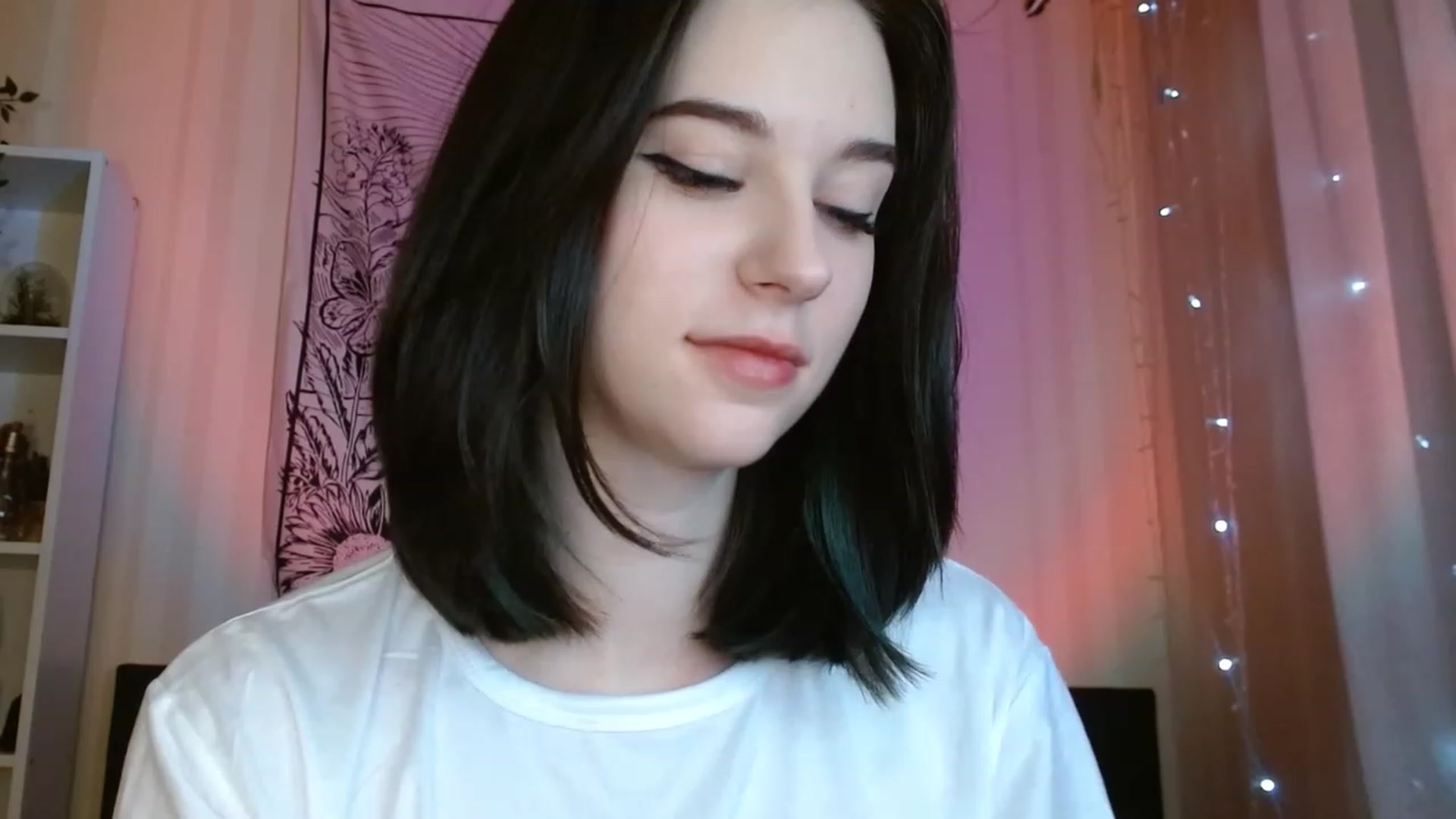Gallery image thumbnail from ElsieF_'s myfreecams stream on, 01/17/2023, 21:33 image 17 of 20