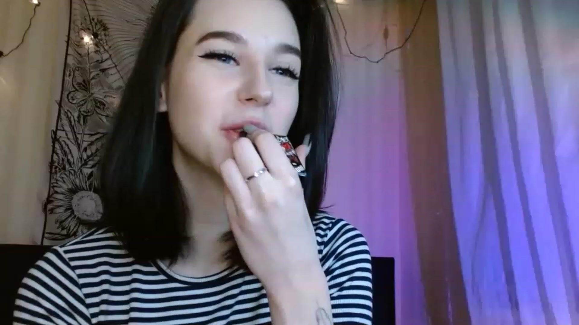 Gallery image thumbnail from ElsieF_'s myfreecams stream on, 01/25/2023, 20:50 image 10 of 20