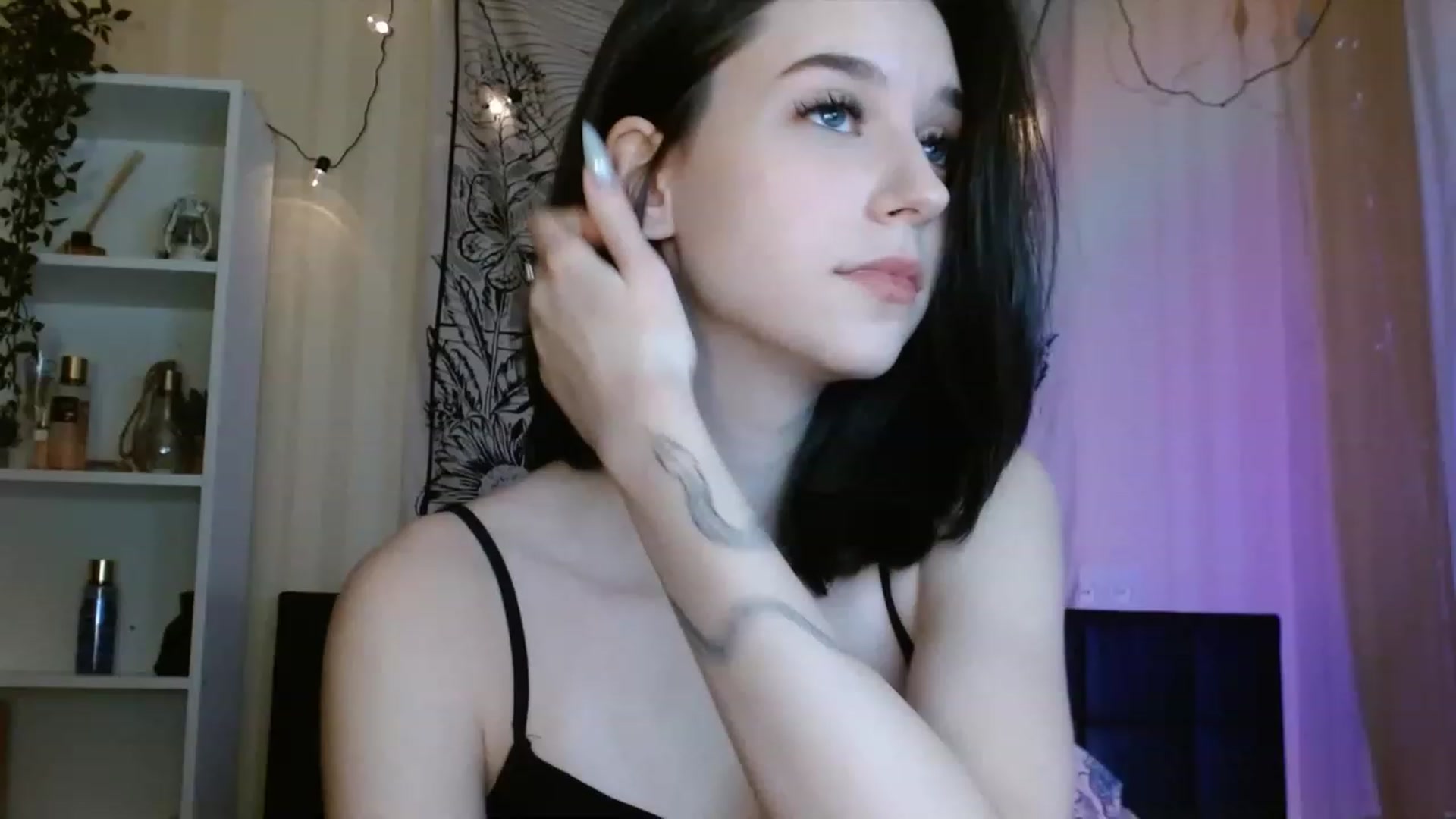 Gallery image thumbnail from ElsieF_'s myfreecams stream on, 01/26/2023, 21:57 image 3 of 20