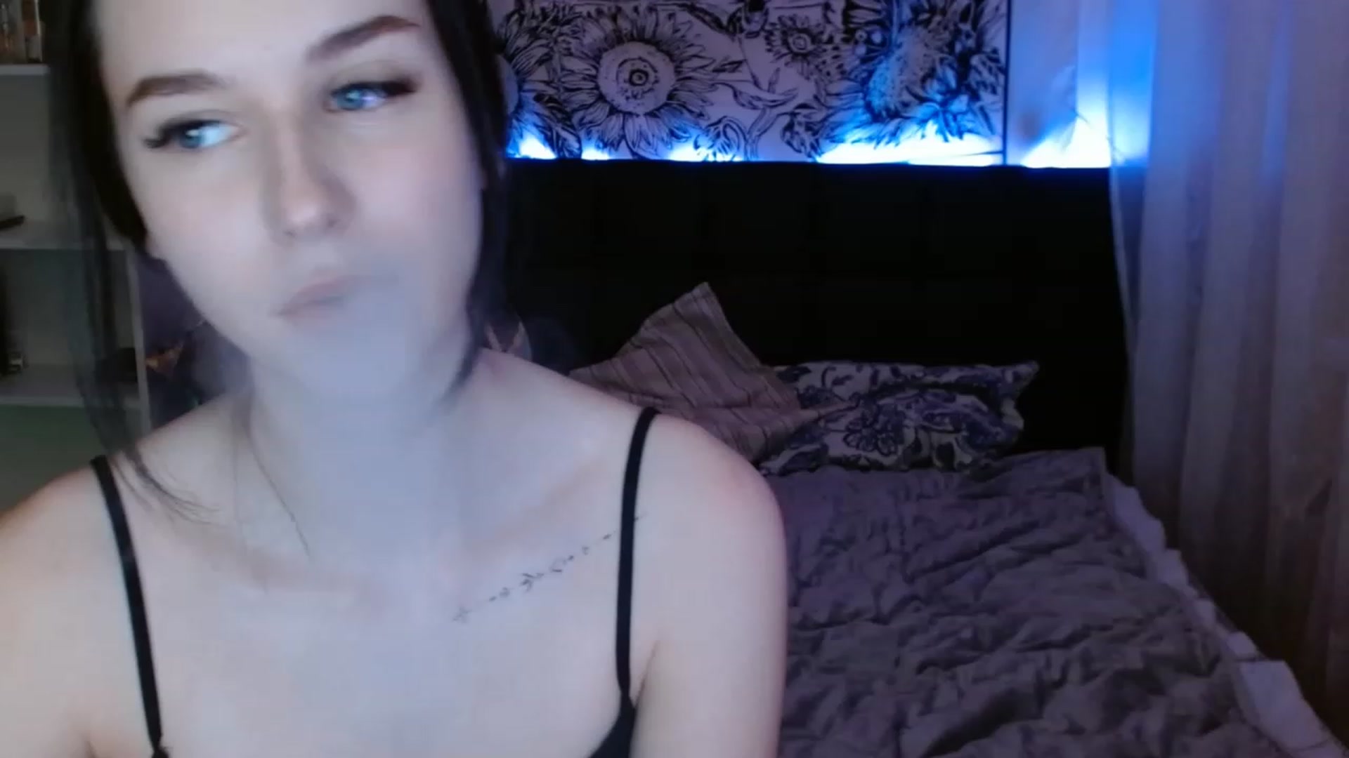 Gallery image thumbnail from ElsieF_'s myfreecams stream on, 03/15/2023, 18:16 image 8 of 20