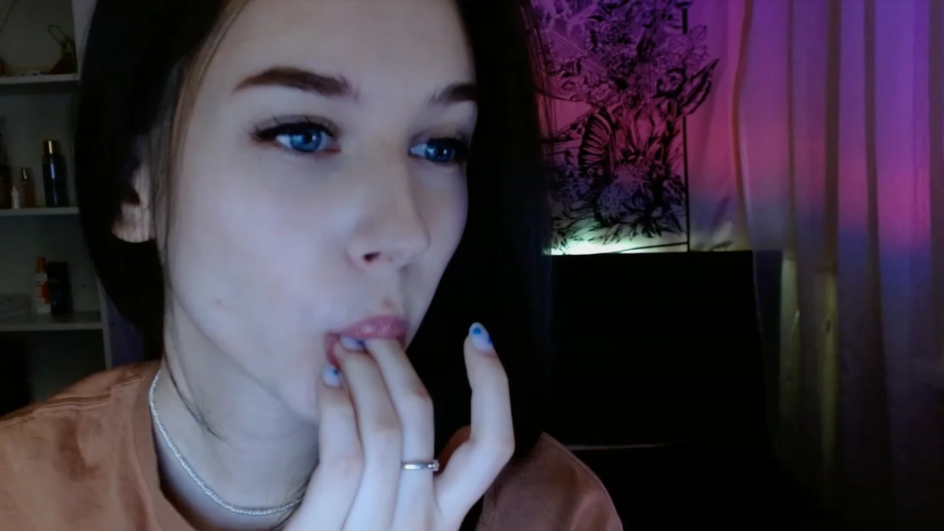 Gallery image thumbnail from ElsieF_'s myfreecams stream on, 04/06/2023, 19:02 image 20 of 20