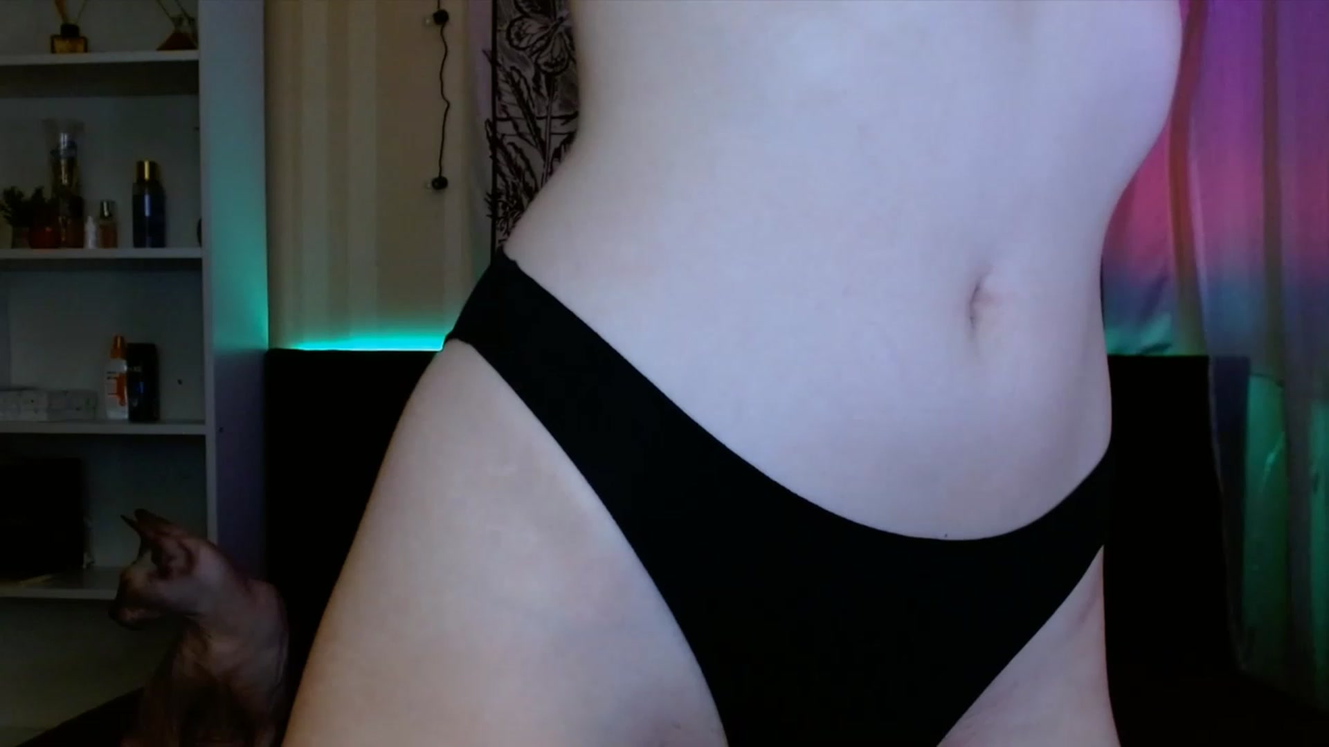 Gallery image thumbnail from ElsieF_'s myfreecams stream on, 04/06/2023, 19:02 image 10 of 20