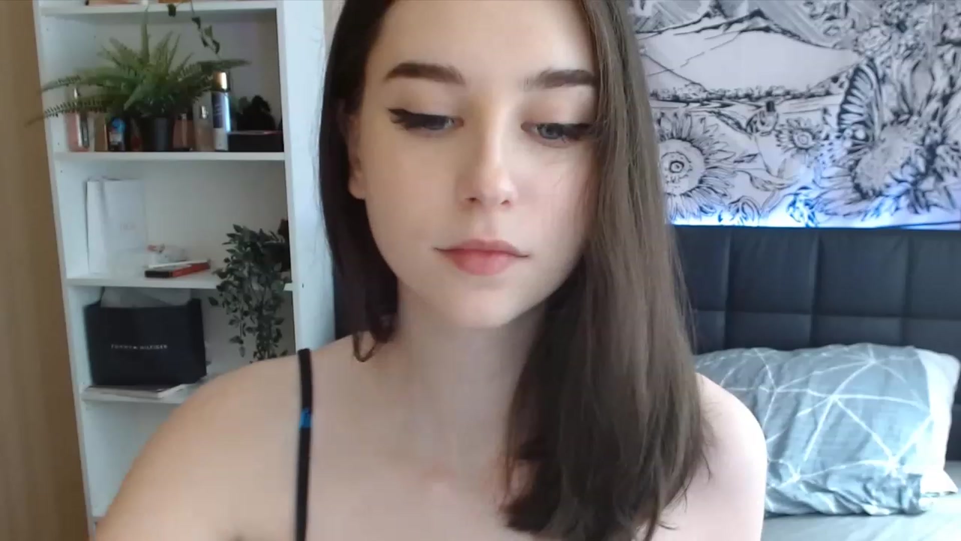Gallery image thumbnail from ElsieF_'s myfreecams stream on, 05/20/2023, 10:37 image 15 of 20