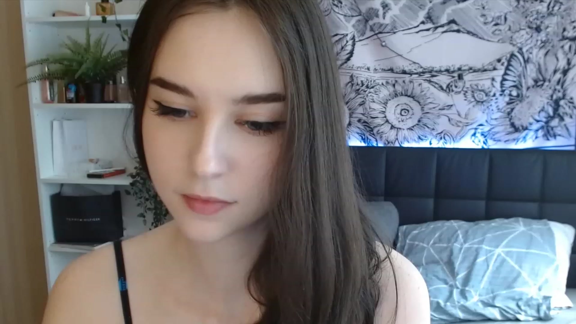 Gallery image thumbnail from ElsieF_'s myfreecams stream on, 05/20/2023, 10:37 image 9 of 20