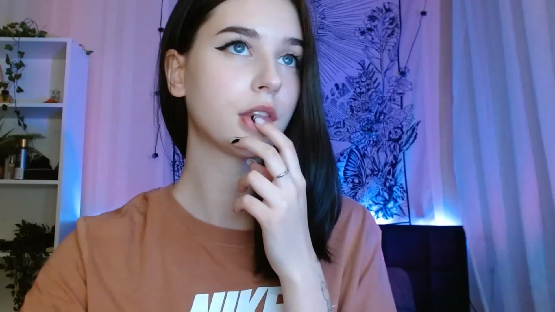 Gallery image thumbnail from ElsieF_'s myfreecams stream on, 05/22/2023, 17:07 image 4 of 20