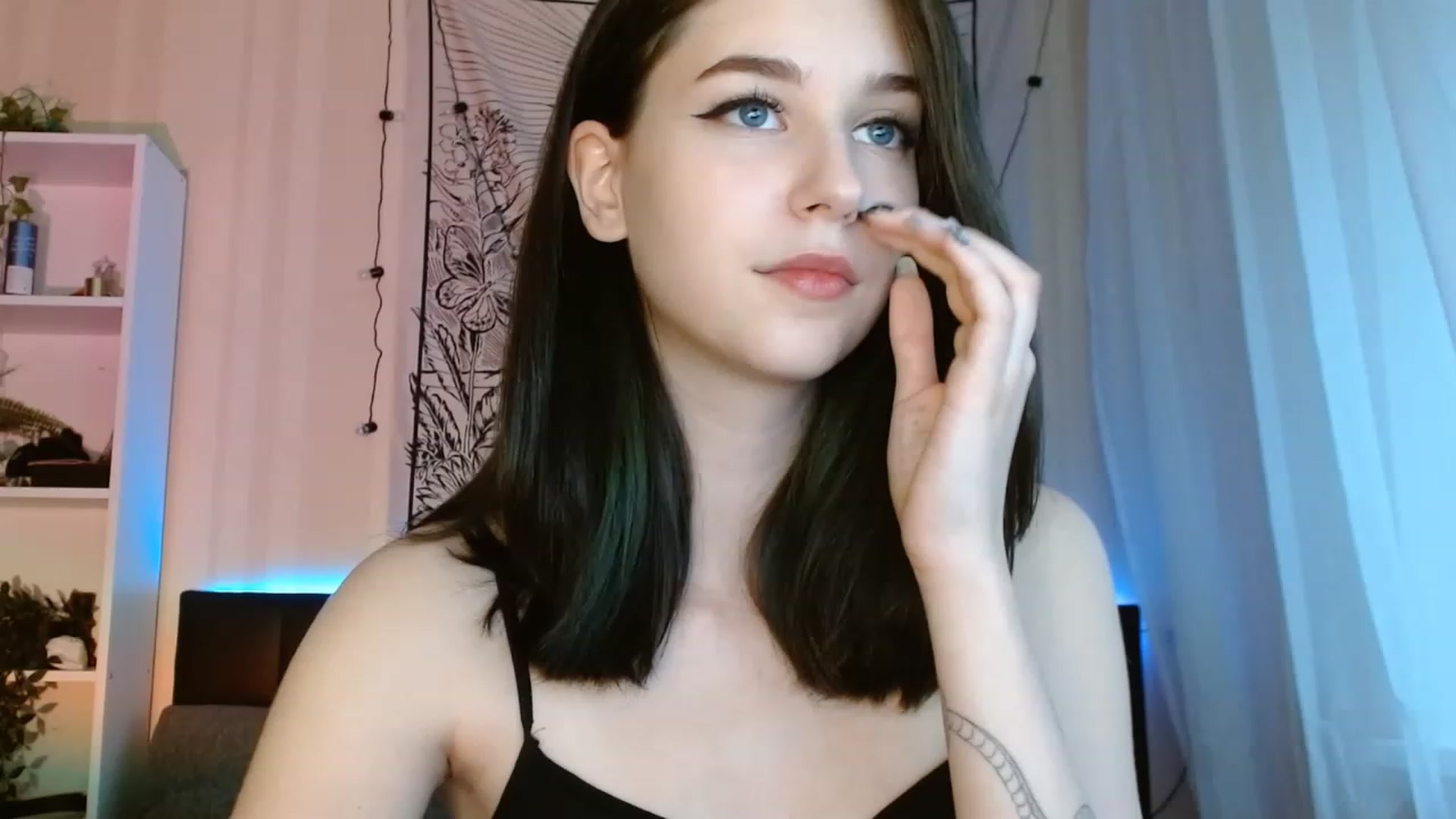 Gallery image thumbnail from ElsieF_'s myfreecams stream on, 06/13/2023, 16:44 image 11 of 20