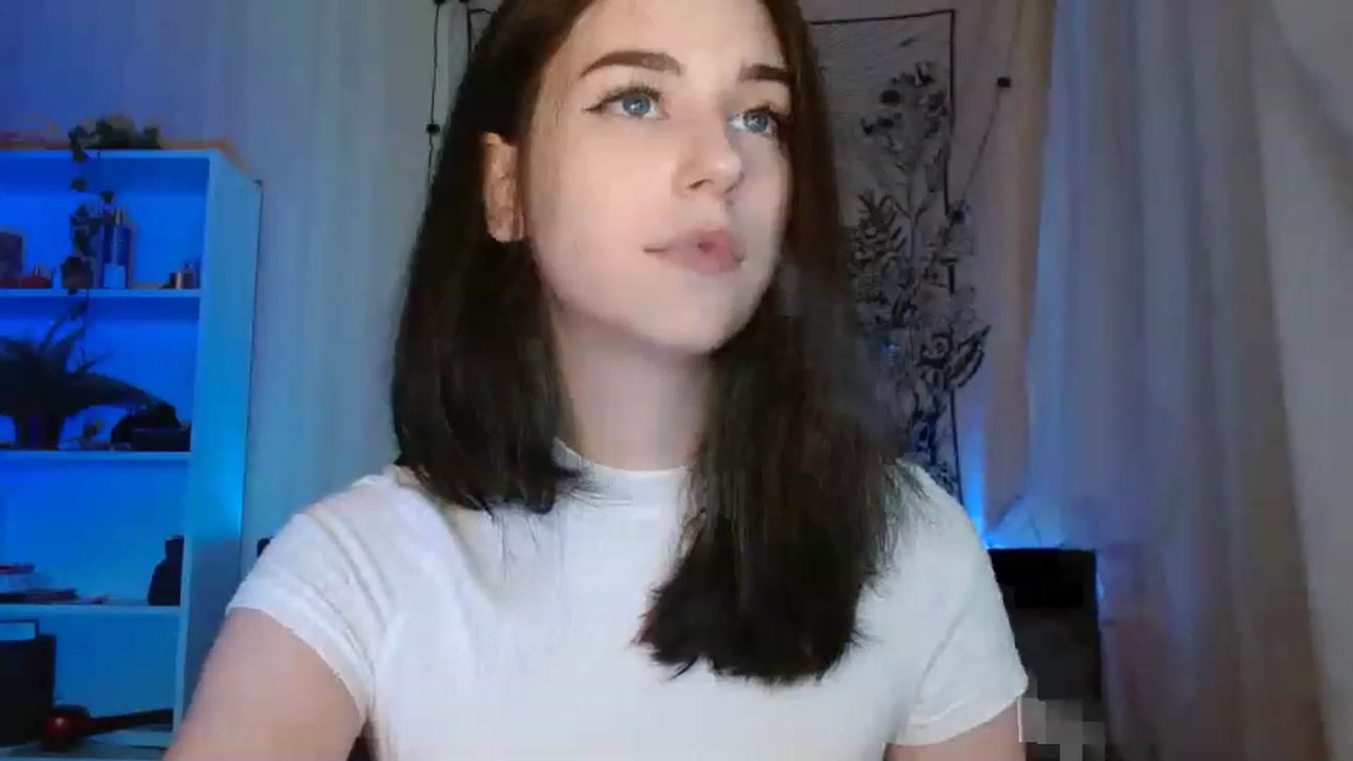 Gallery image thumbnail from ElsieF_'s myfreecams stream on, 06/19/2023, 19:10 image 7 of 20