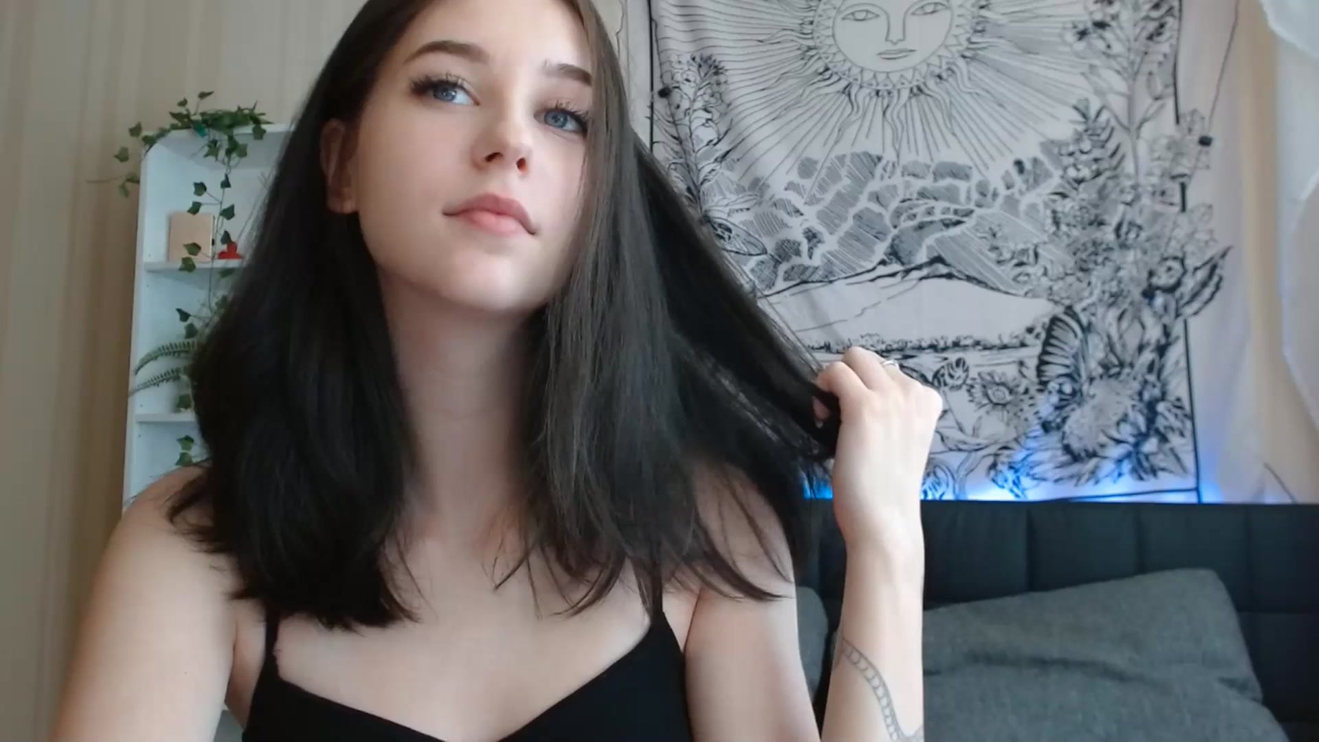 Gallery image thumbnail from ElsieF_'s myfreecams stream on, 07/09/2023, 08:05 image 1 of 20