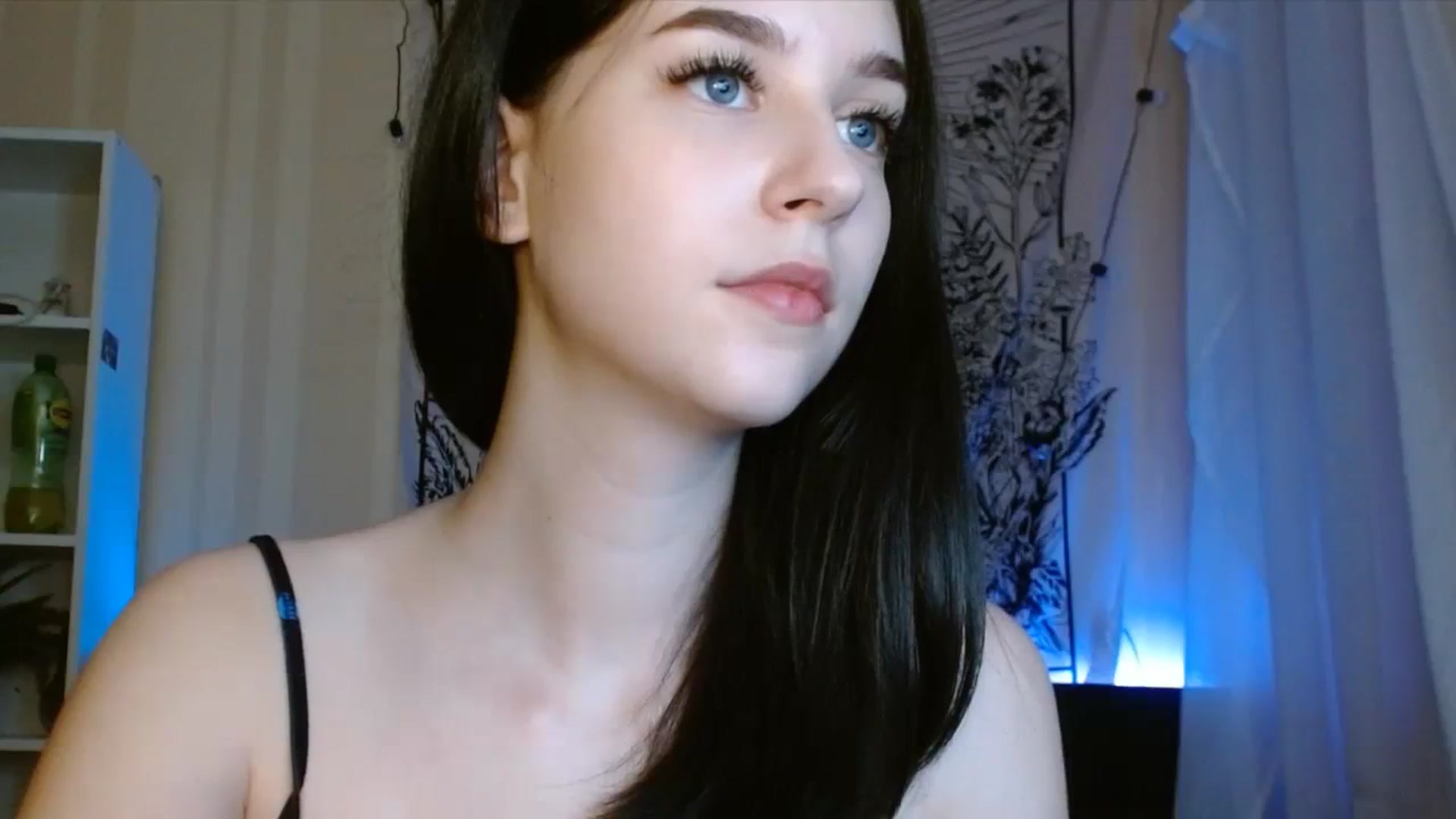 Gallery image thumbnail from ElsieF_'s myfreecams stream on, 08/08/2023, 19:45 image 3 of 20