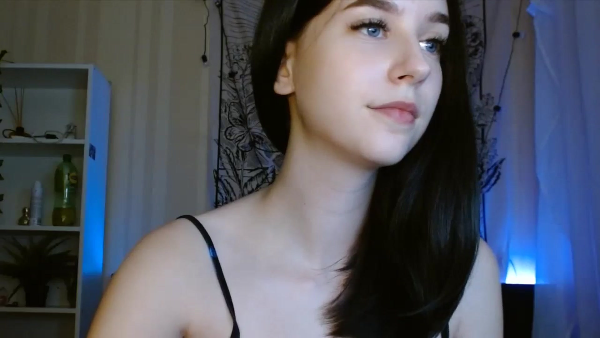 Gallery image thumbnail from ElsieF_'s myfreecams stream on, 08/08/2023, 19:45 image 15 of 20