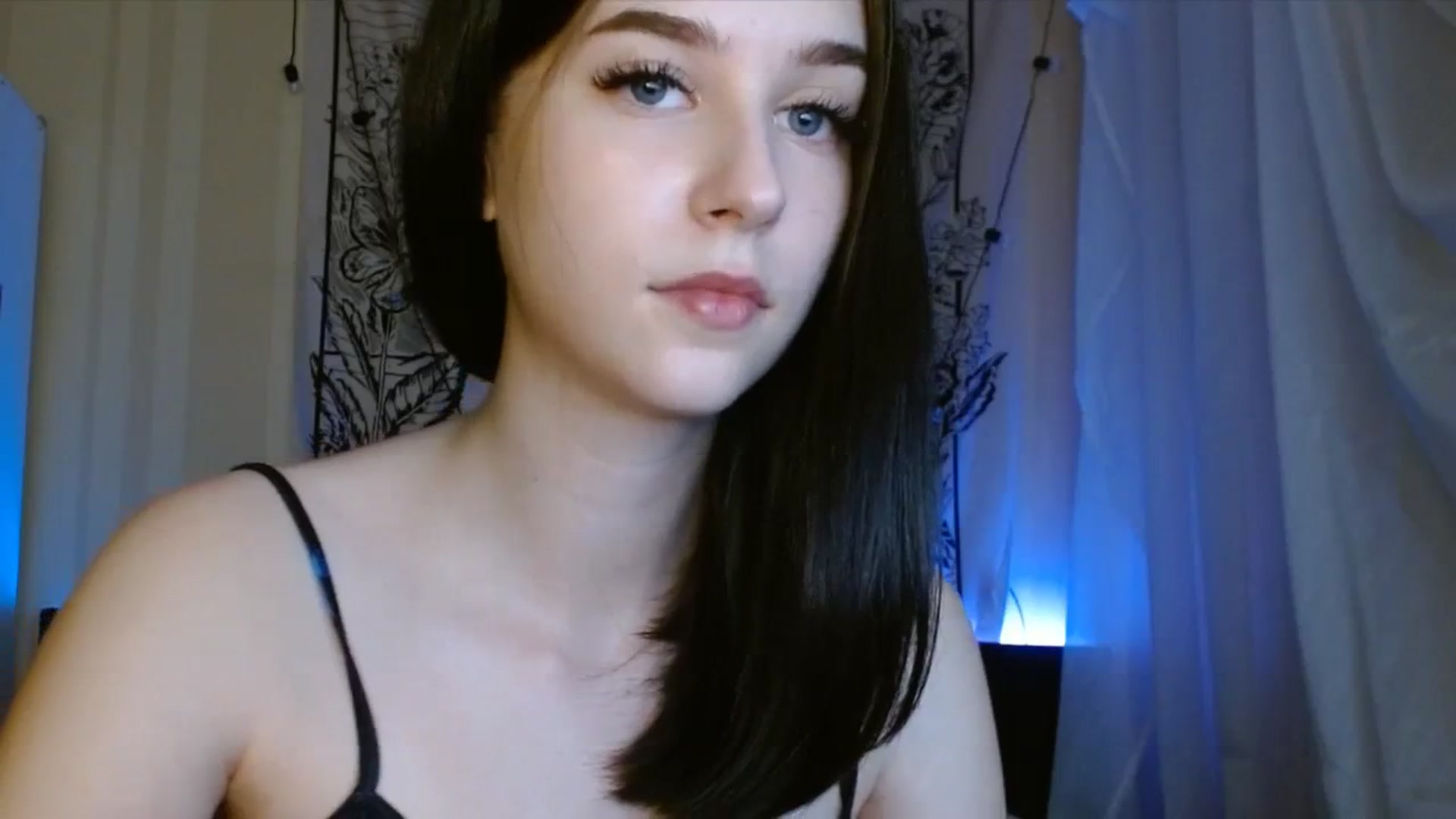 Gallery image thumbnail from ElsieF_'s myfreecams stream on, 08/08/2023, 19:45 image 19 of 20