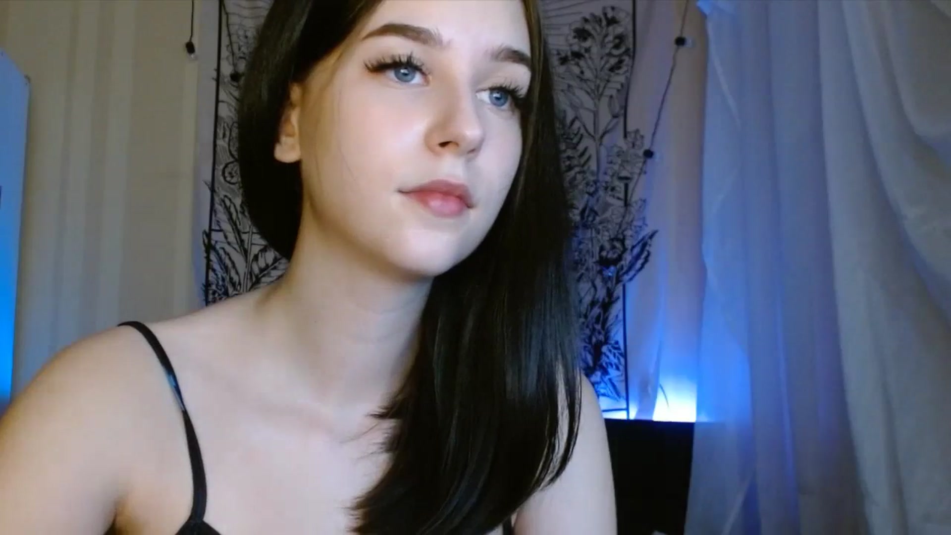 Gallery image thumbnail from ElsieF_'s myfreecams stream on, 08/08/2023, 19:45 image 17 of 20