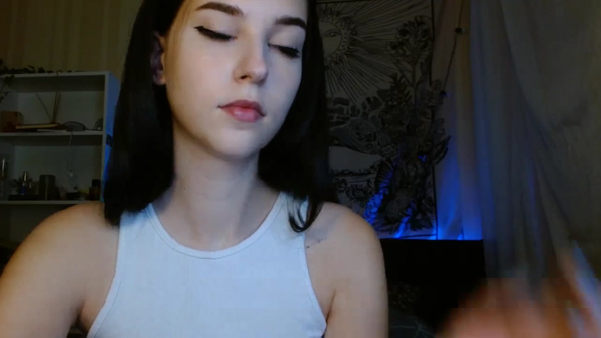 Gallery image thumbnail from ElsieF_'s myfreecams stream on, 09/12/2023, 16:00 image 20 of 20