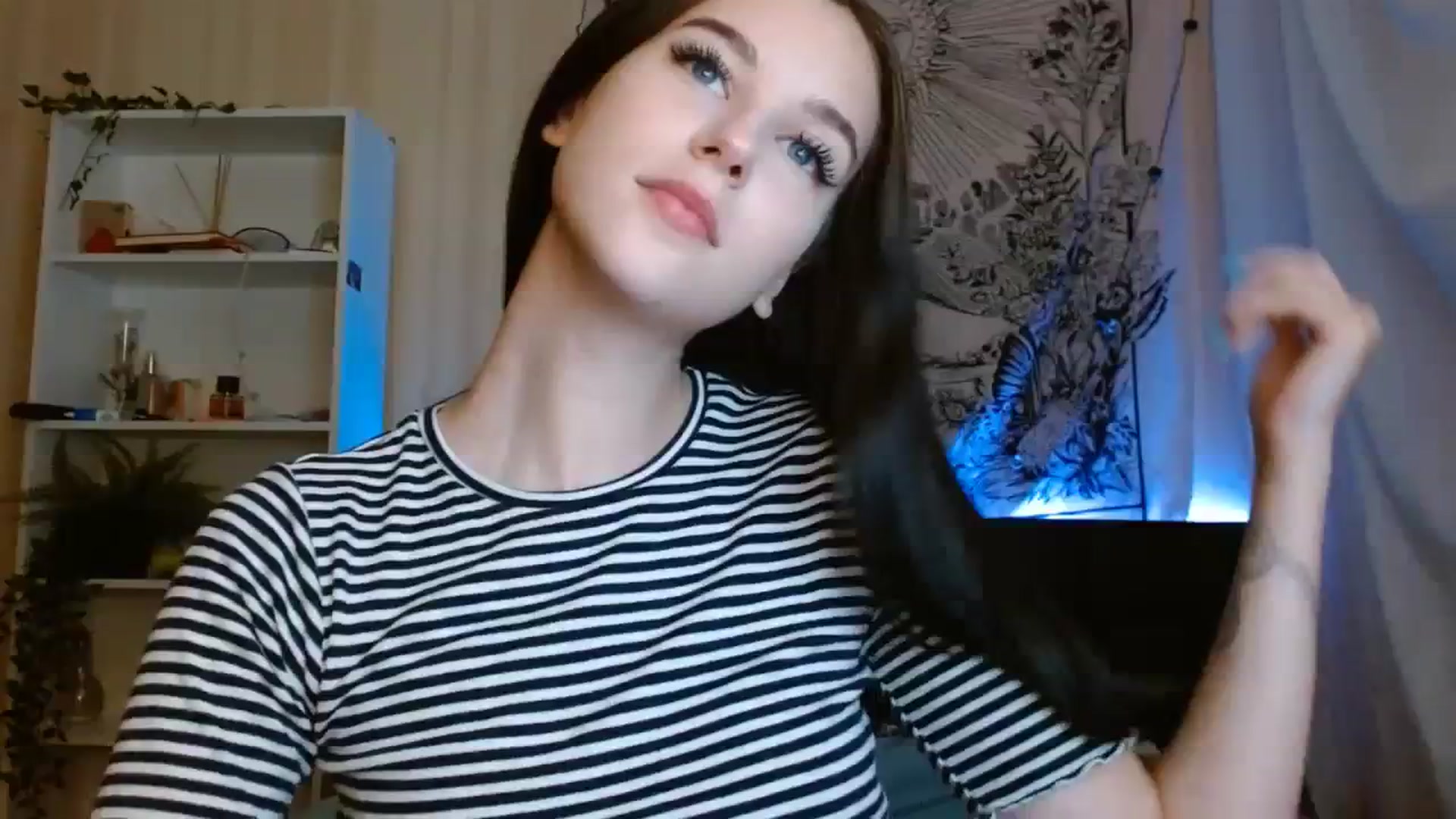 Gallery image thumbnail from ElsieF_'s myfreecams stream on, 09/25/2023, 17:54 image 1 of 20