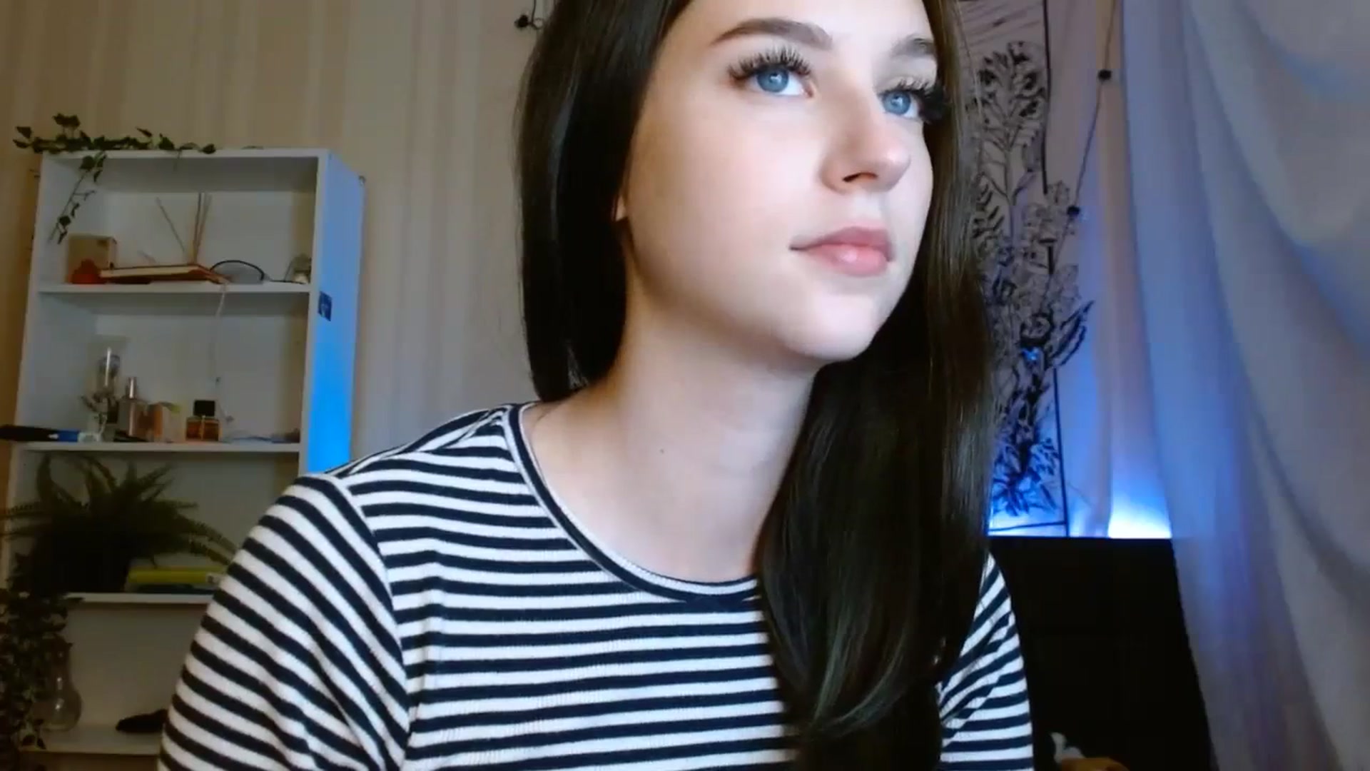 Gallery image thumbnail from ElsieF_'s myfreecams stream on, 09/25/2023, 17:54 image 11 of 20
