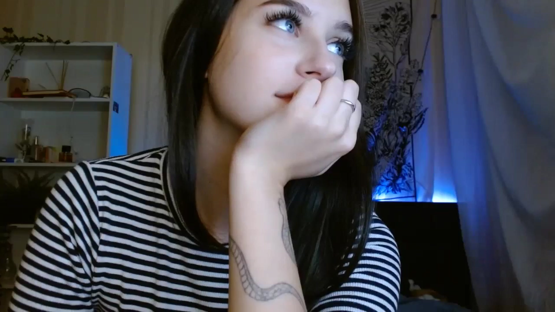 Gallery image thumbnail from ElsieF_'s myfreecams stream on, 09/25/2023, 17:54 image 14 of 20