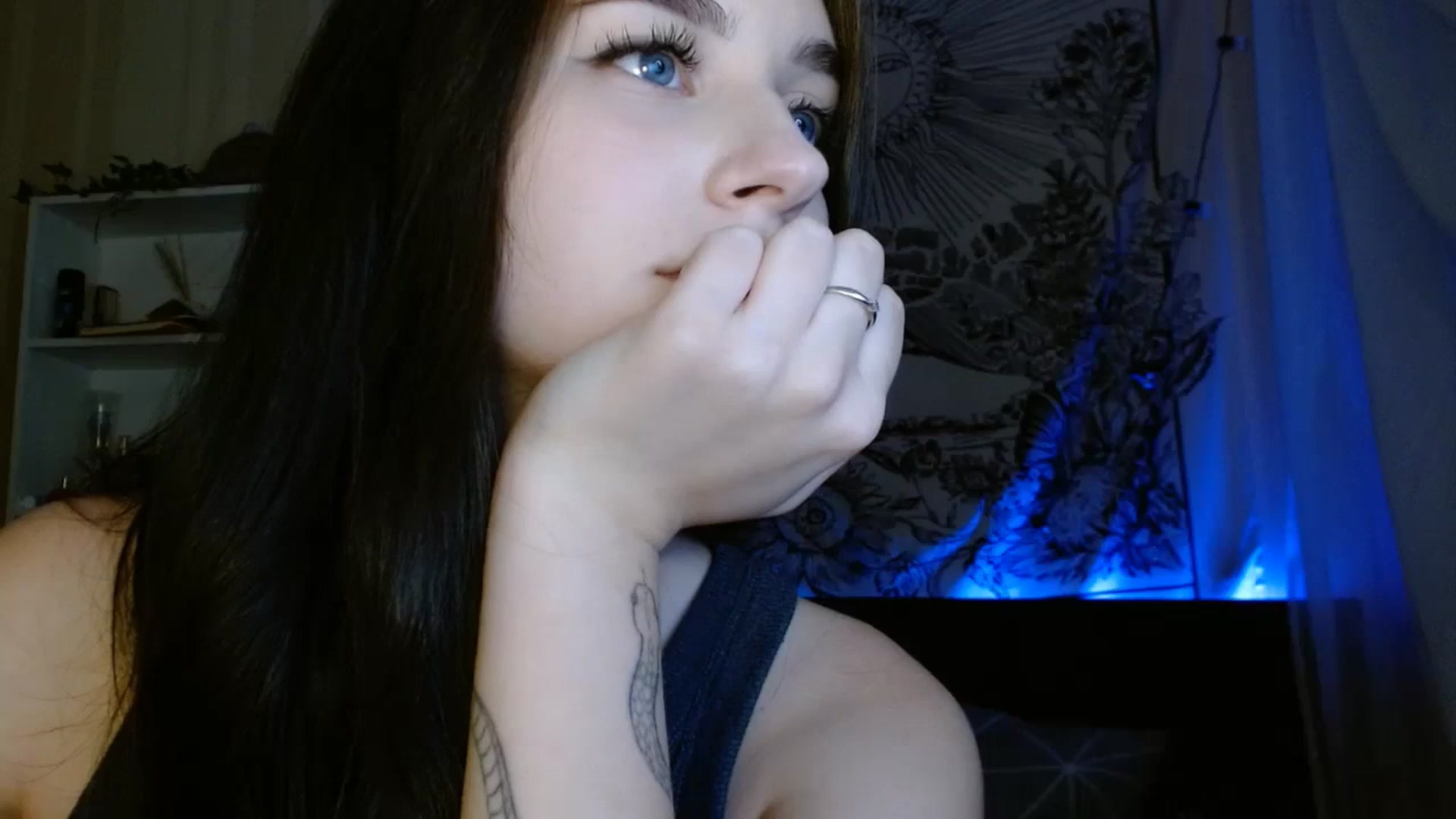 Gallery image thumbnail from ElsieF_'s myfreecams stream on, 10/16/2023, 18:06 image 18 of 20