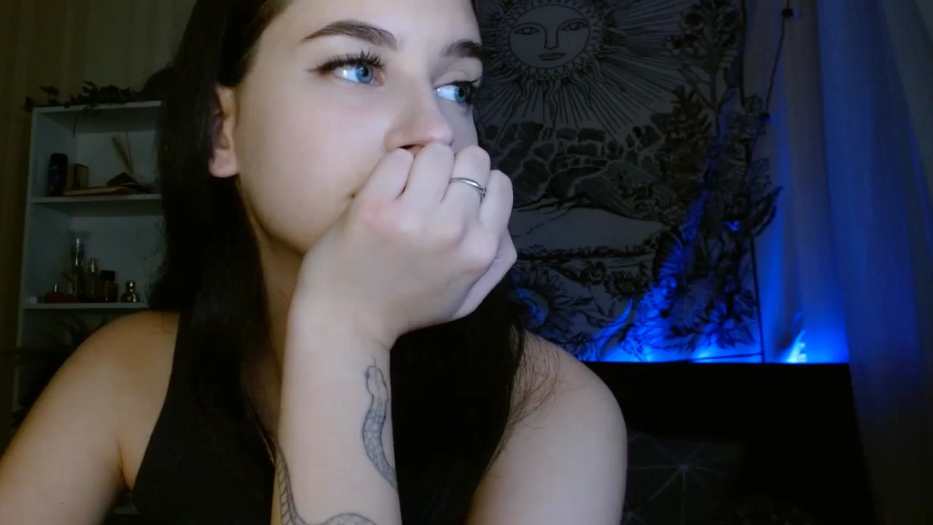 Gallery image thumbnail from ElsieF_'s myfreecams stream on, 10/16/2023, 19:33 image 5 of 20
