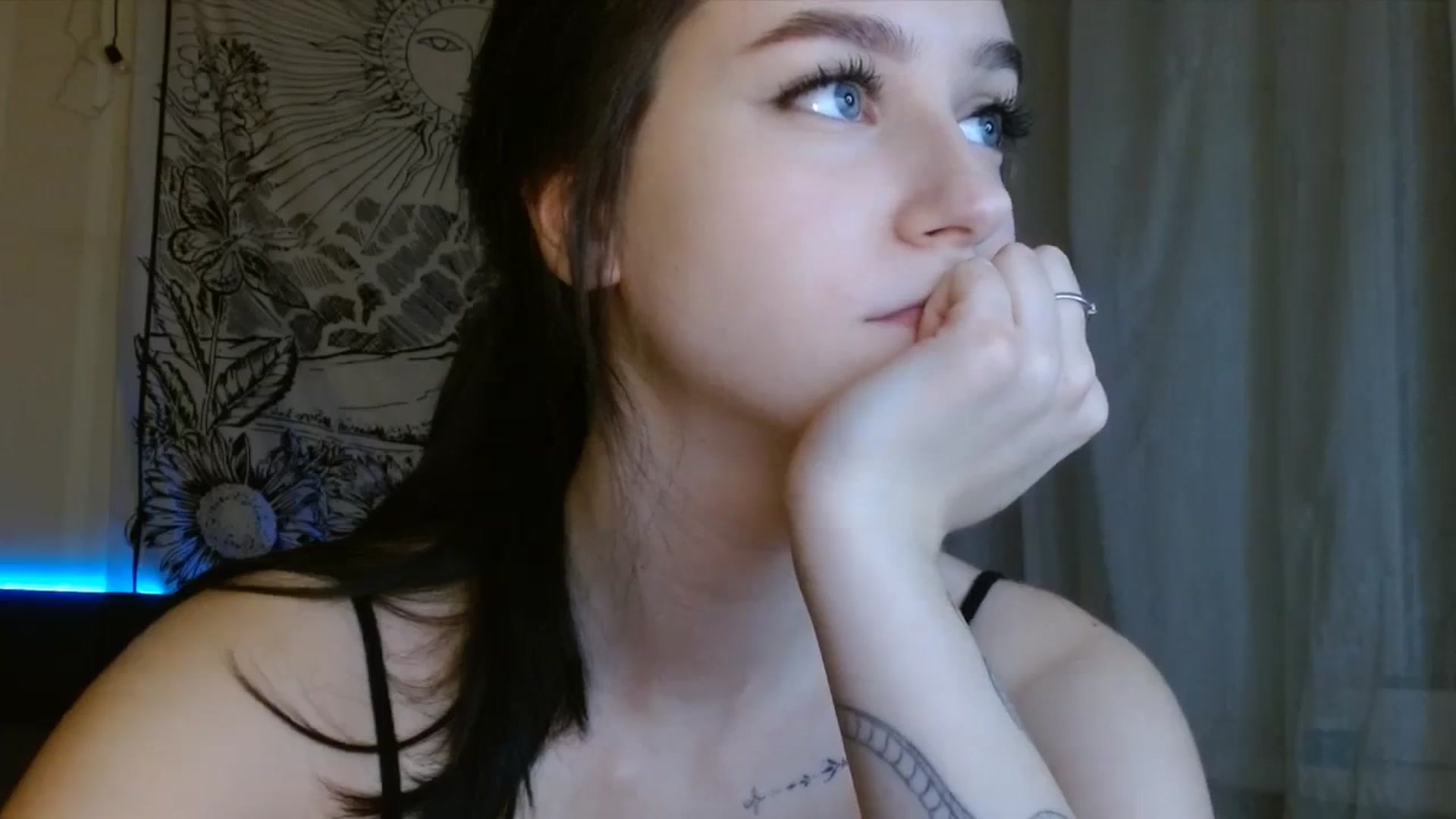 Gallery image thumbnail from ElsieF_'s myfreecams stream on, 12/09/2023, 18:14 image 17 of 20