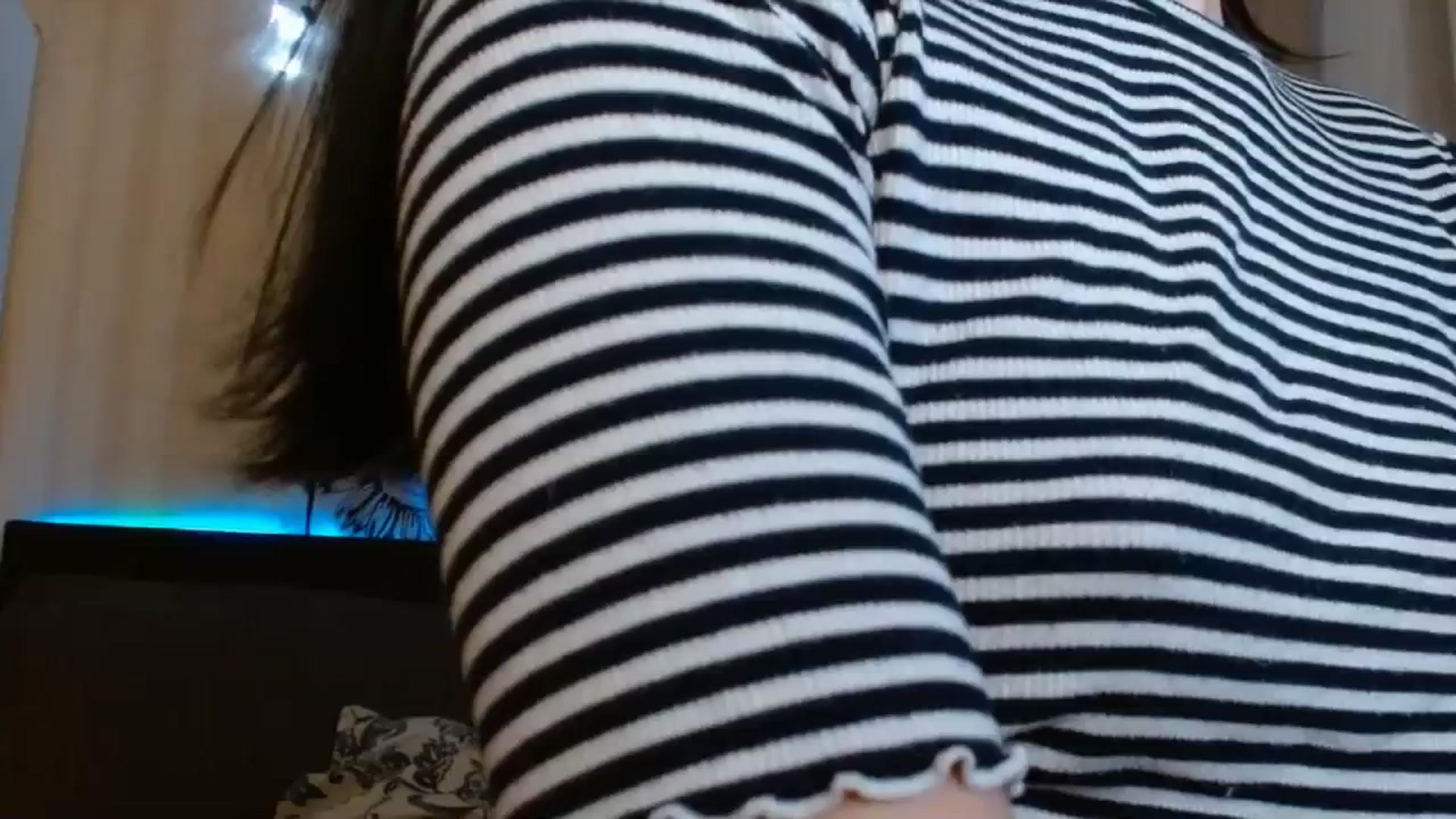 Gallery image thumbnail from ElsieF_'s myfreecams stream on, 12/13/2023, 19:35 image 1 of 20