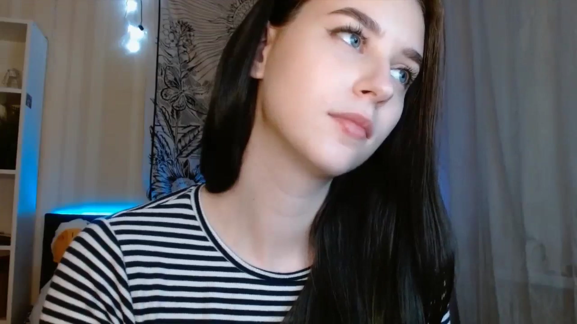 Gallery image thumbnail from ElsieF_'s myfreecams stream on, 12/17/2023, 19:18 image 8 of 20