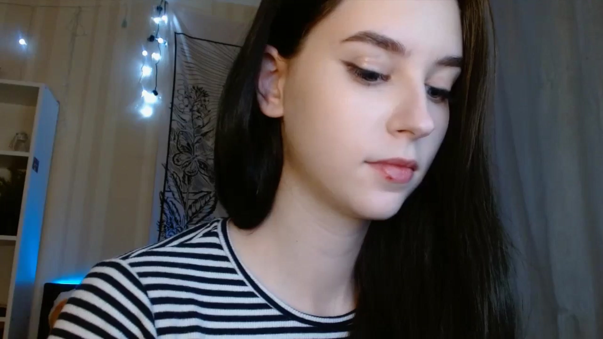 Gallery image thumbnail from ElsieF_'s myfreecams stream on, 12/17/2023, 19:18 image 4 of 20
