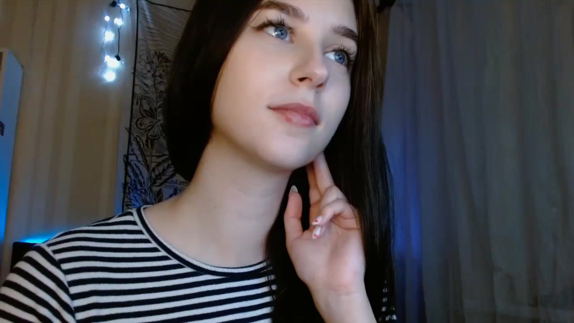 Gallery image thumbnail from ElsieF_'s myfreecams stream on, 12/17/2023, 19:49 image 8 of 20