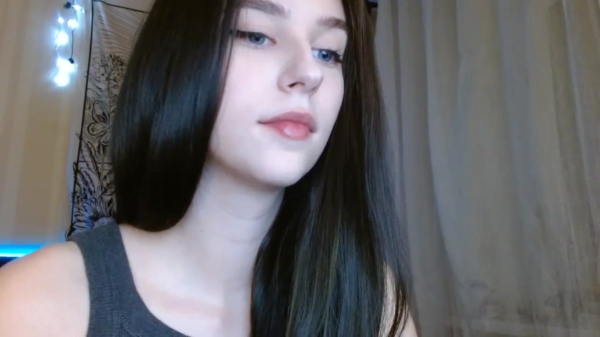 Gallery image thumbnail from ElsieF_'s myfreecams stream on, 12/21/2023, 16:37 image 9 of 20