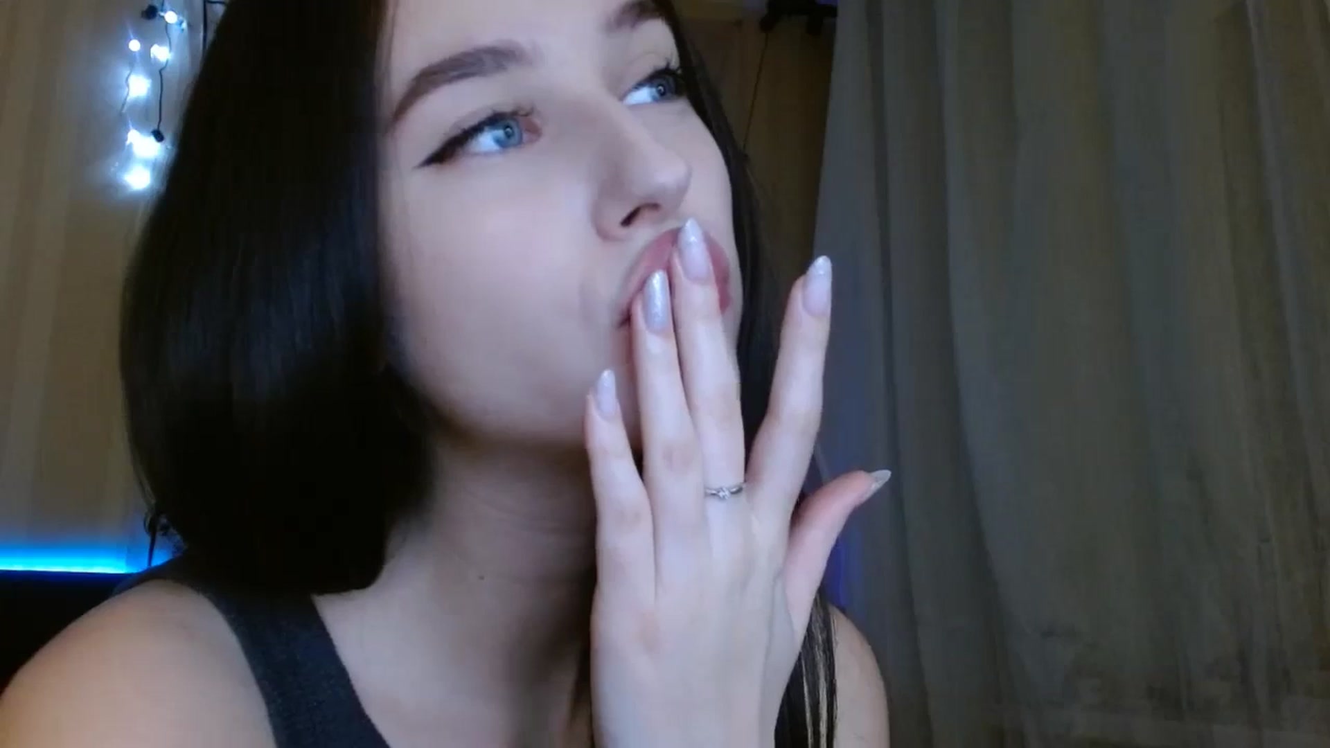 Gallery image thumbnail from ElsieF_'s myfreecams stream on, 12/21/2023, 16:37 image 8 of 20