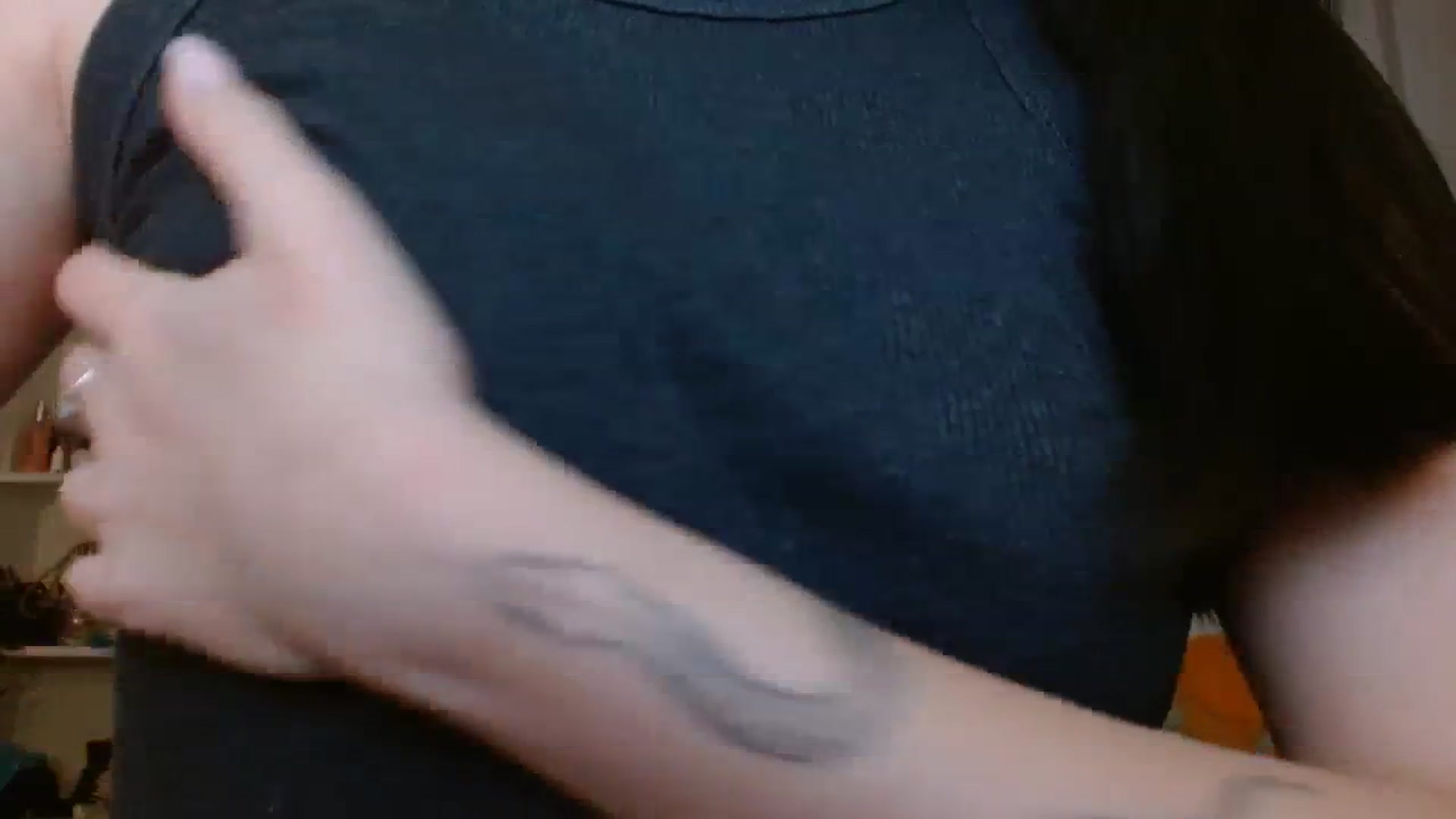 Gallery image thumbnail from ElsieF_'s myfreecams stream on, 12/21/2023, 16:37 image 18 of 20