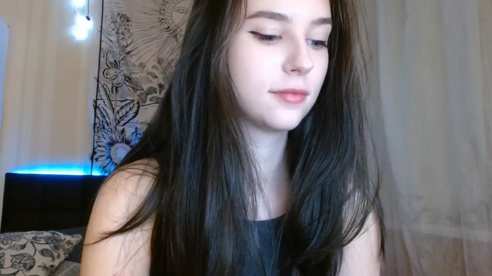 Gallery image thumbnail from ElsieF_'s myfreecams stream on, 12/21/2023, 17:40 image 15 of 20