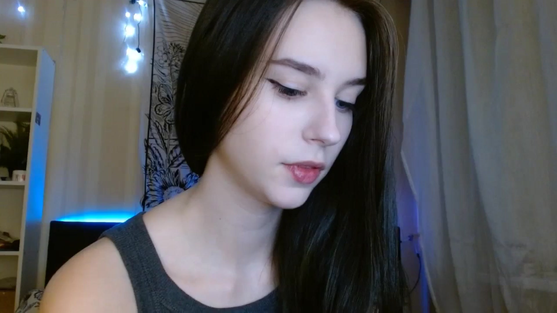 Gallery image thumbnail from ElsieF_'s myfreecams stream on, 12/21/2023, 17:40 image 6 of 20