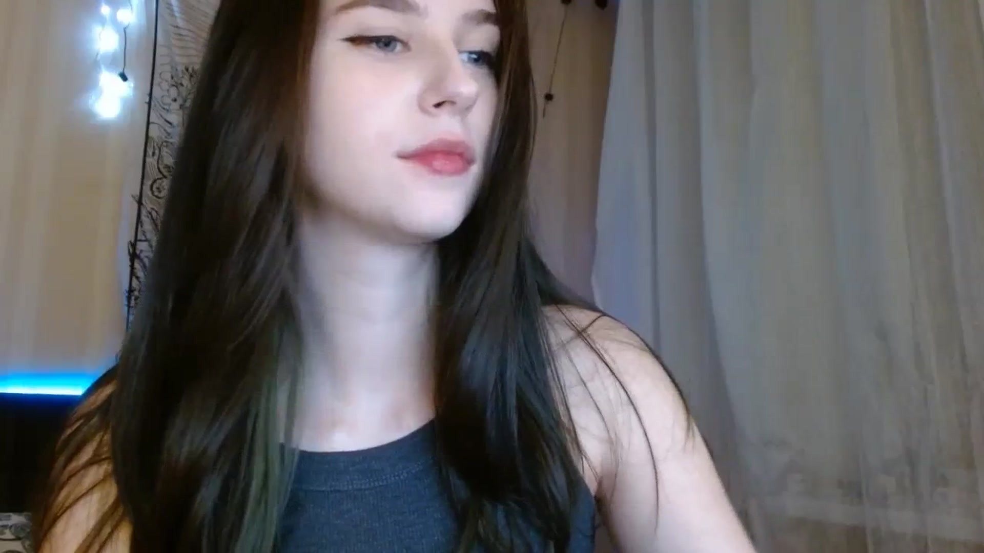 Gallery image thumbnail from ElsieF_'s myfreecams stream on, 12/21/2023, 17:40 image 3 of 20