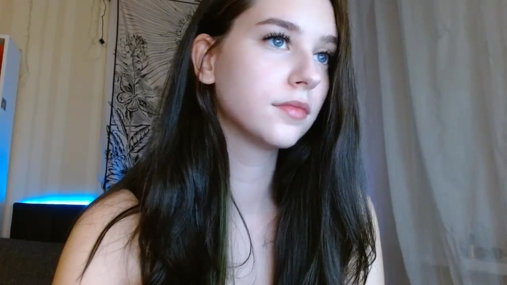 Gallery image thumbnail from ElsieF_'s myfreecams stream on, 12/26/2023, 18:19 image 13 of 20