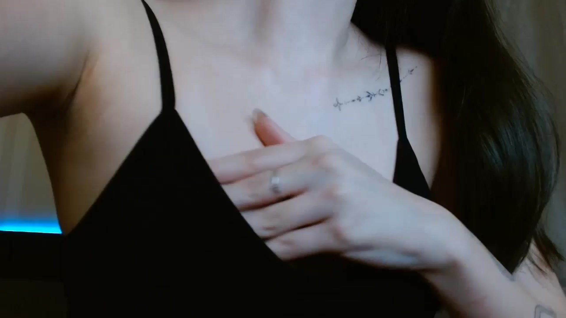 Gallery image thumbnail from ElsieF_'s myfreecams stream on, 12/26/2023, 19:32 image 11 of 20