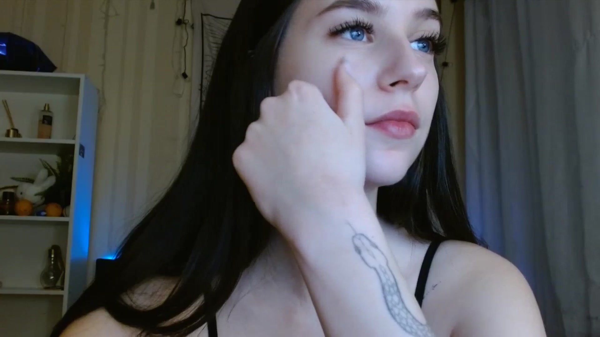 Gallery image thumbnail from ElsieF_'s myfreecams stream on, 01/05/2024, 20:34 image 4 of 20