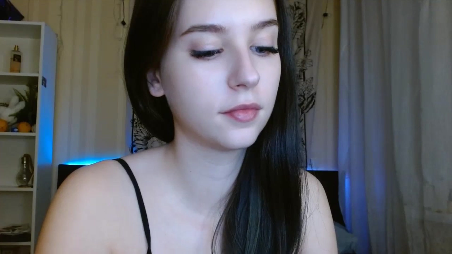 Gallery image thumbnail from ElsieF_'s myfreecams stream on, 01/05/2024, 20:34 image 15 of 20
