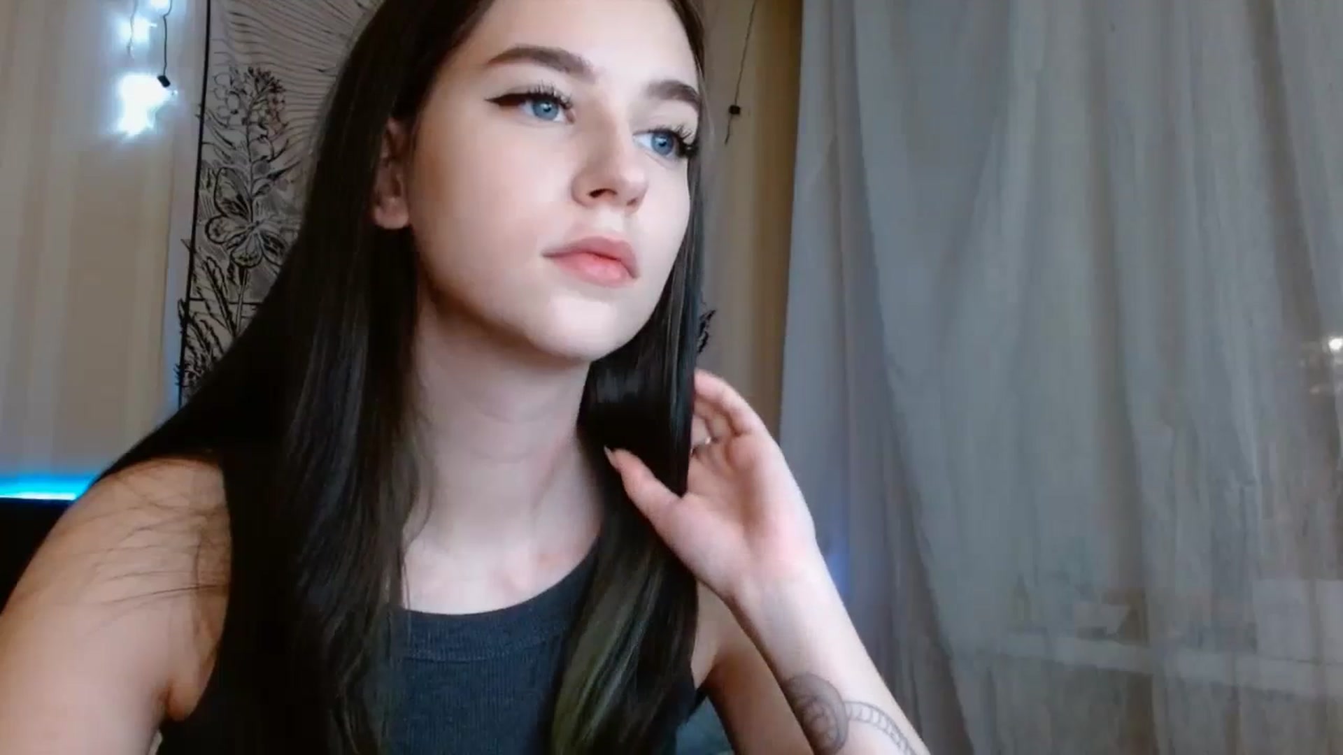 Gallery image thumbnail from ElsieF_'s myfreecams stream on, 01/07/2024, 17:36 image 3 of 20
