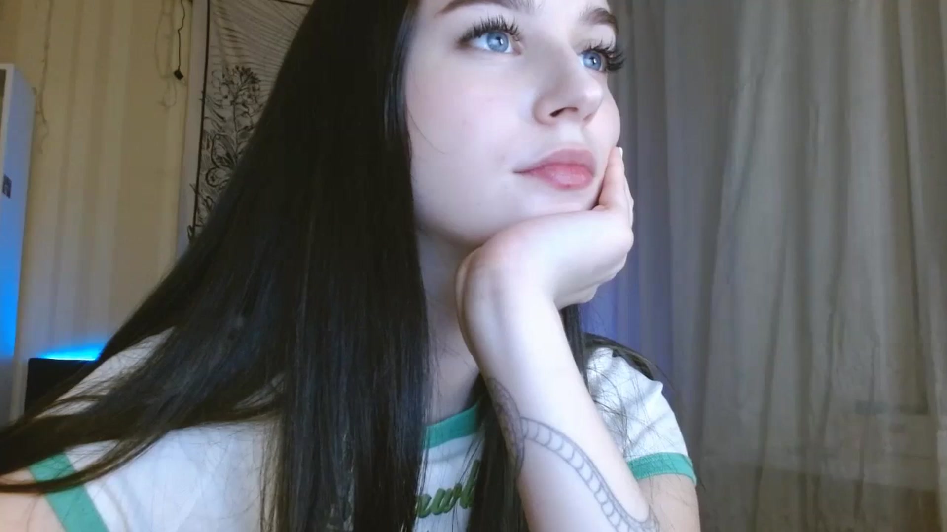 Gallery image thumbnail from ElsieF_'s myfreecams stream on, 02/07/2024, 21:43 image 16 of 20