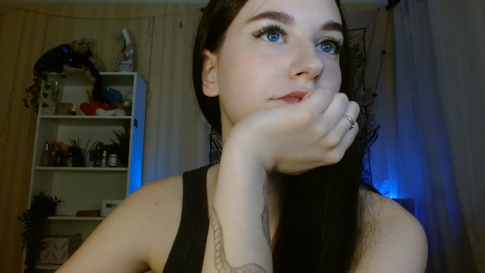 Gallery image thumbnail from ElsieF_'s myfreecams stream on, 04/26/2024, 18:23 image 14 of 20
